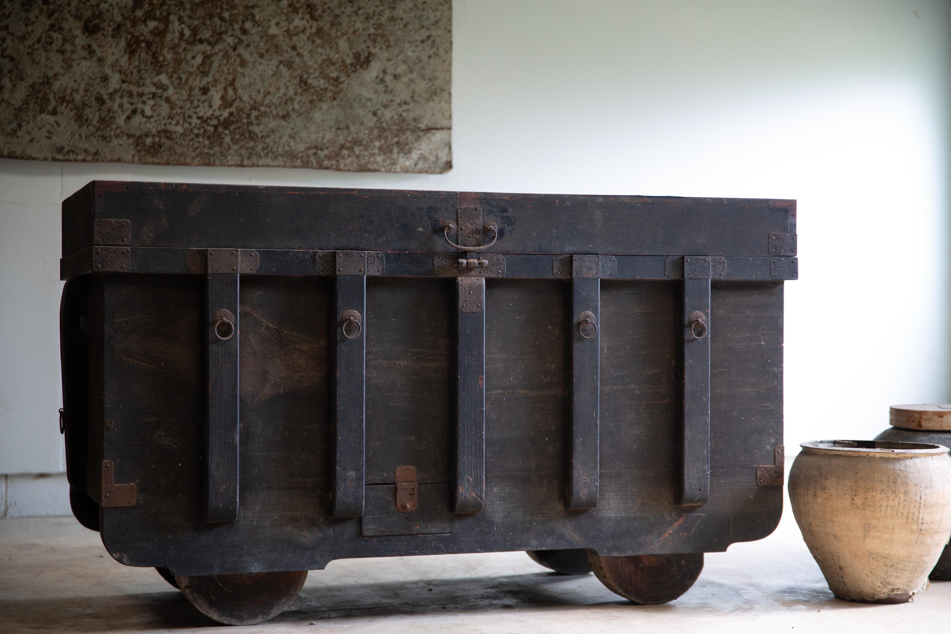 Lacquered 1850s-1870s Edo Japanese antique wheeled trunk Kuruma Nagamochi, Kuruma dansu For Sale