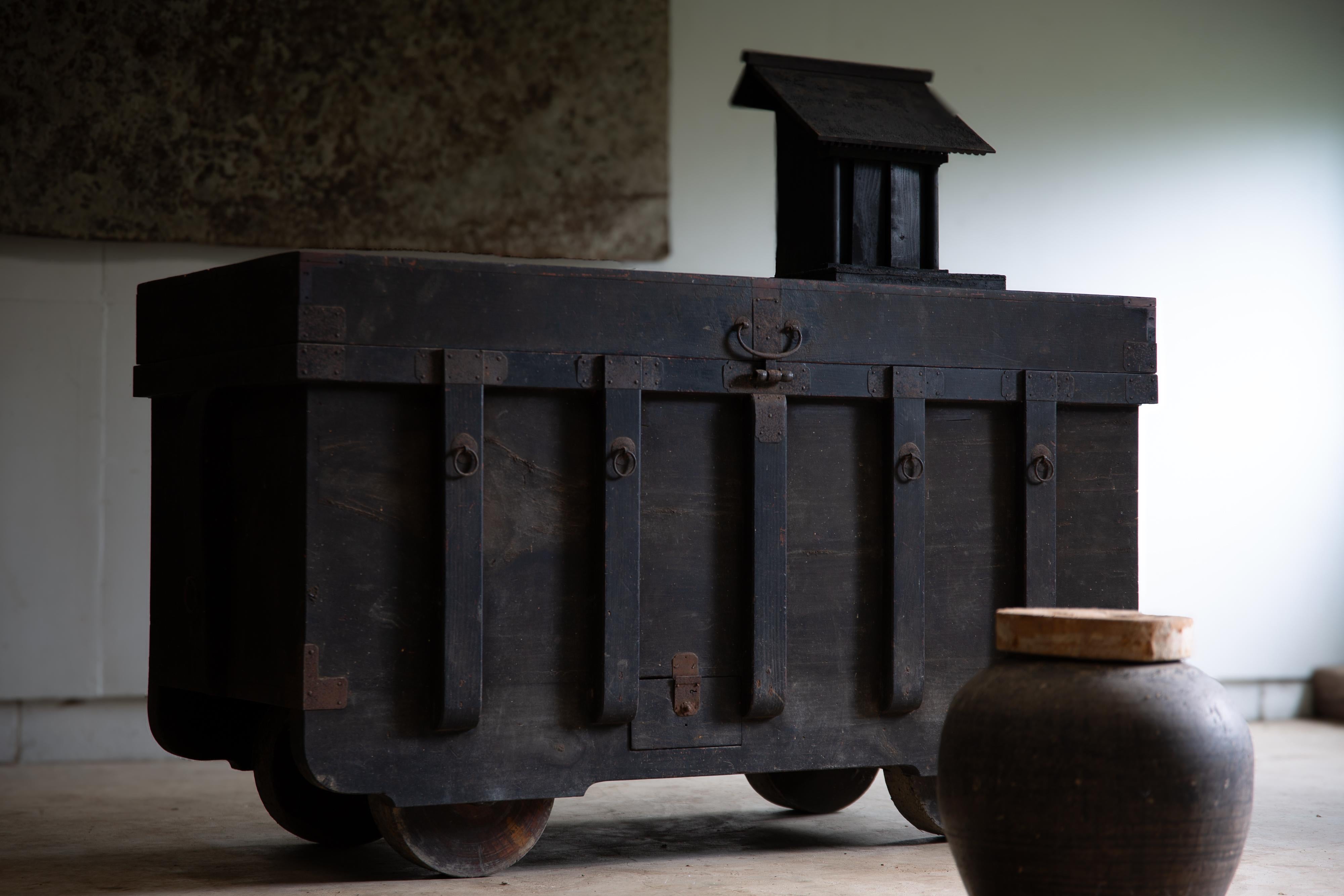 1850s-1870s Edo Japanese antique wheeled trunk Kuruma Nagamochi, Kuruma dansu In Fair Condition For Sale In 常陸大宮市, JP