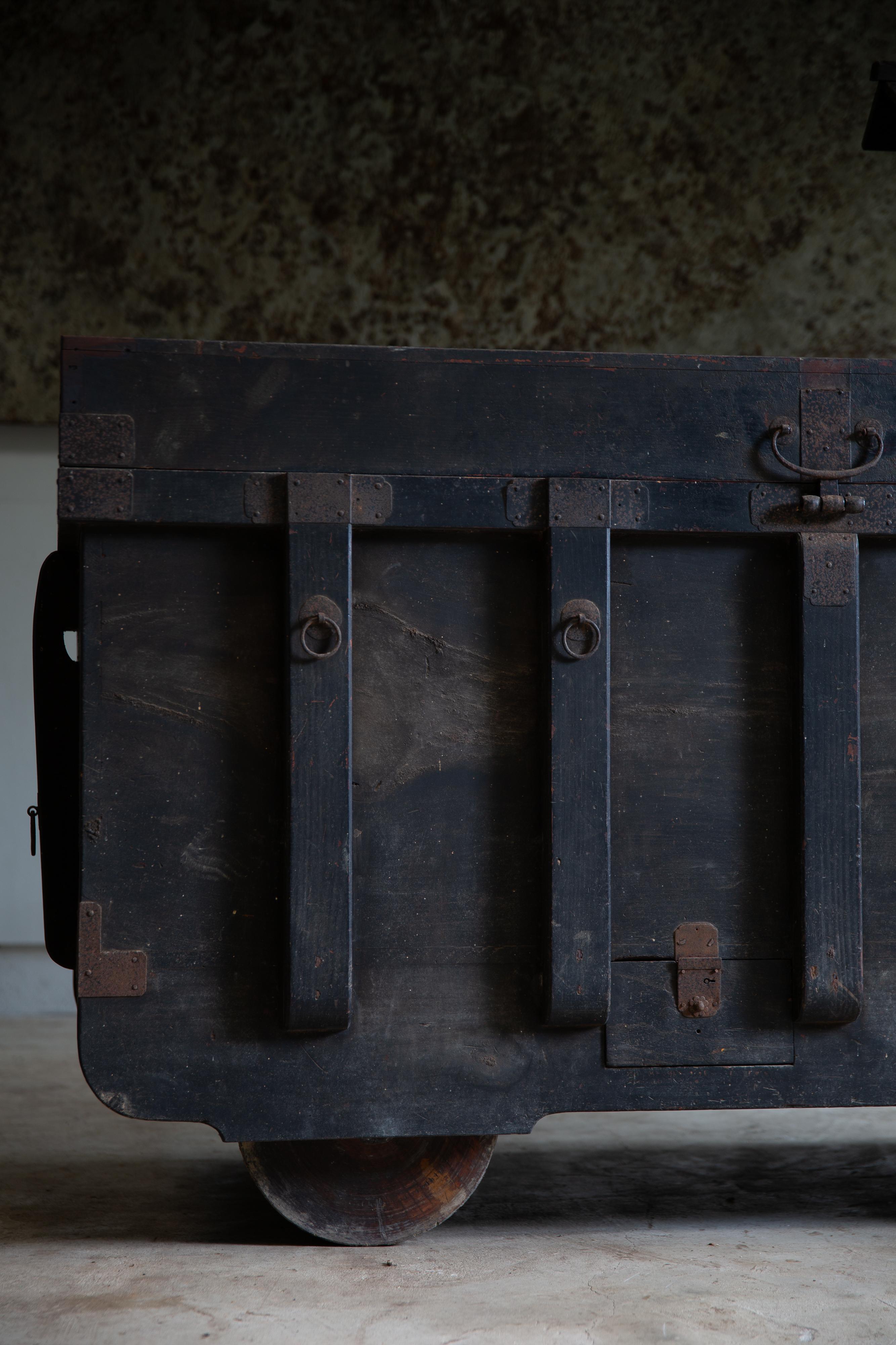 19th Century 1850s-1870s Edo Japanese antique wheeled trunk Kuruma Nagamochi, Kuruma dansu For Sale