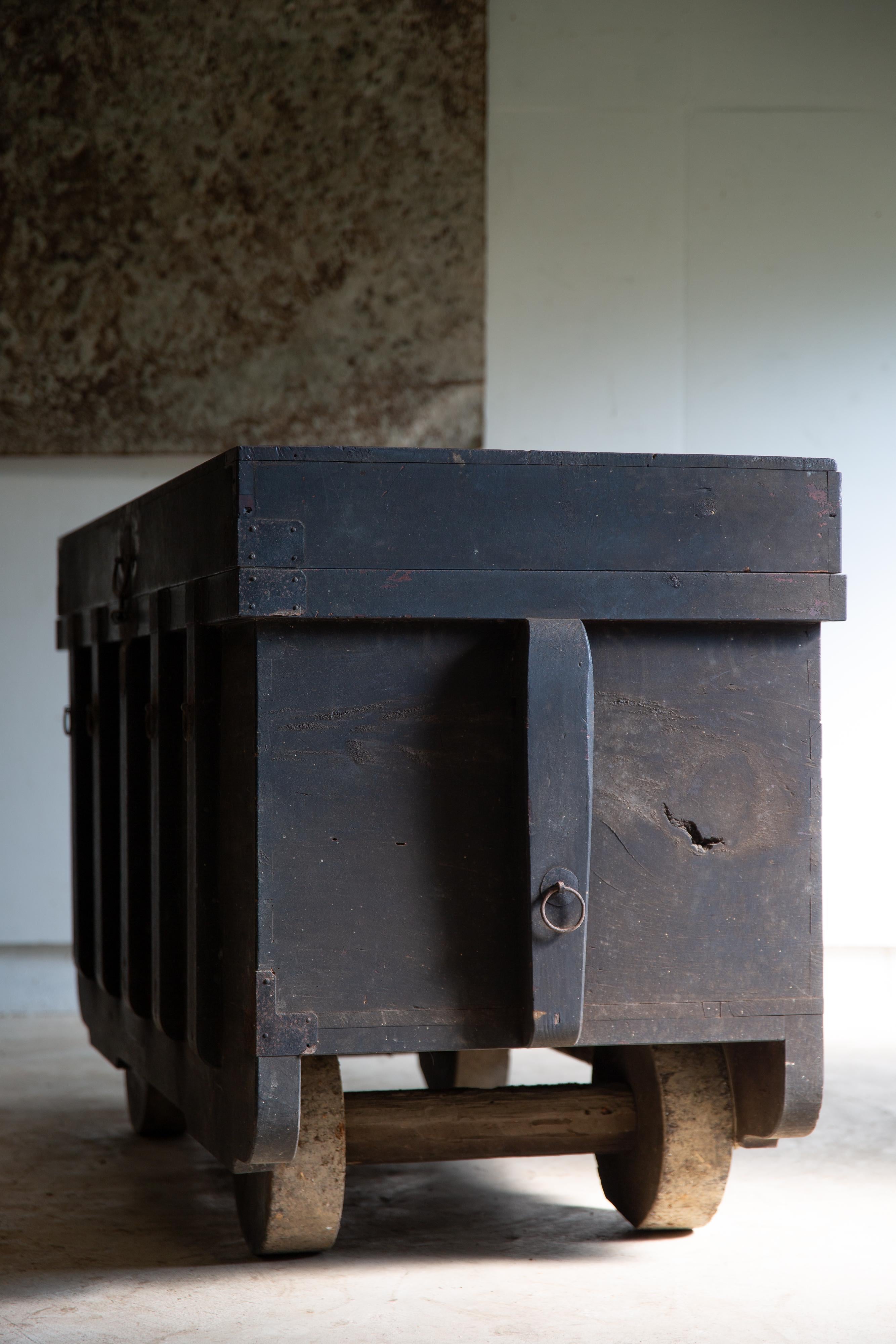 1850s-1870s Edo Japanese antique wheeled trunk Kuruma Nagamochi, Kuruma dansu For Sale 1