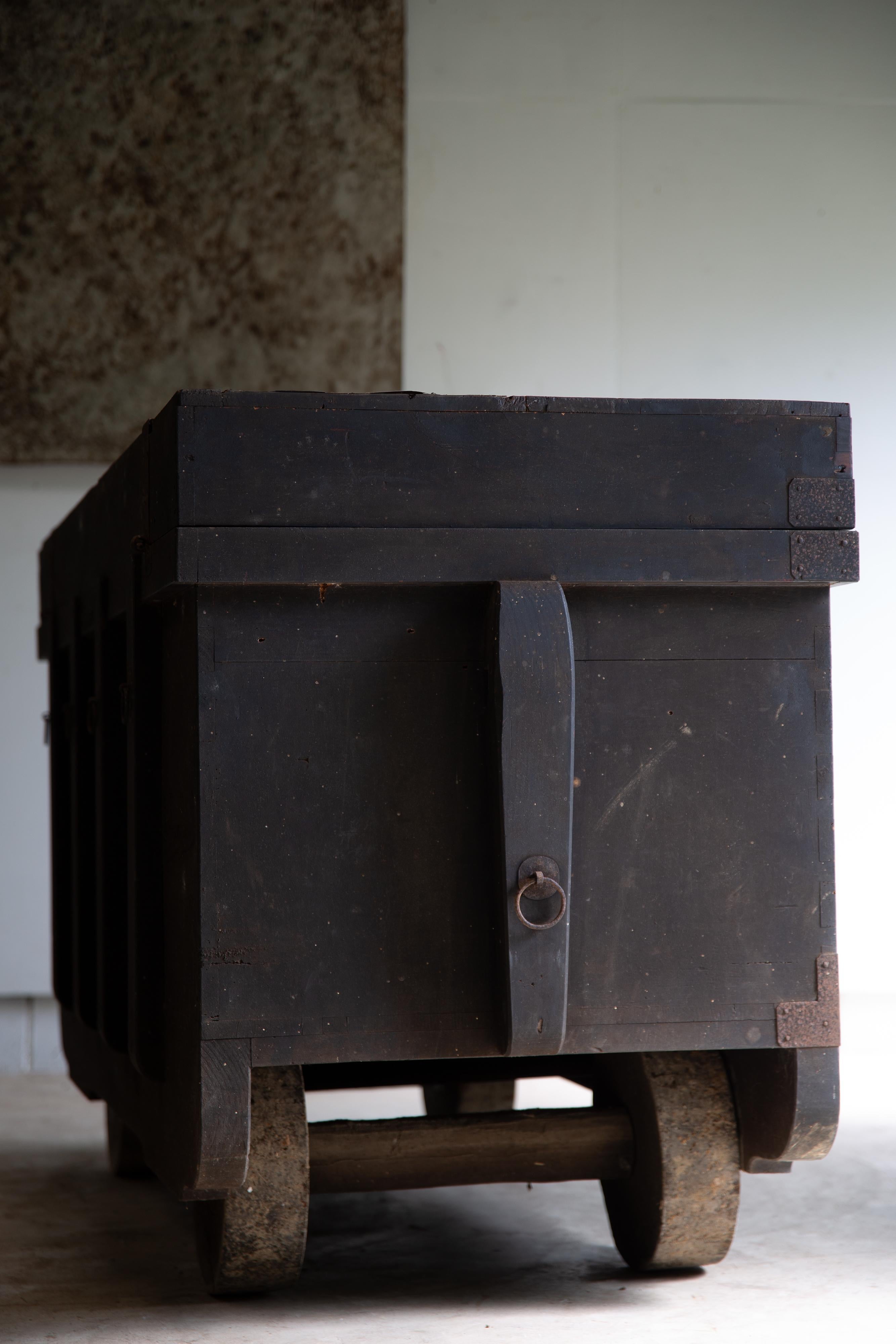 1850s-1870s Edo Japanese antique wheeled trunk Kuruma Nagamochi, Kuruma dansu For Sale 3
