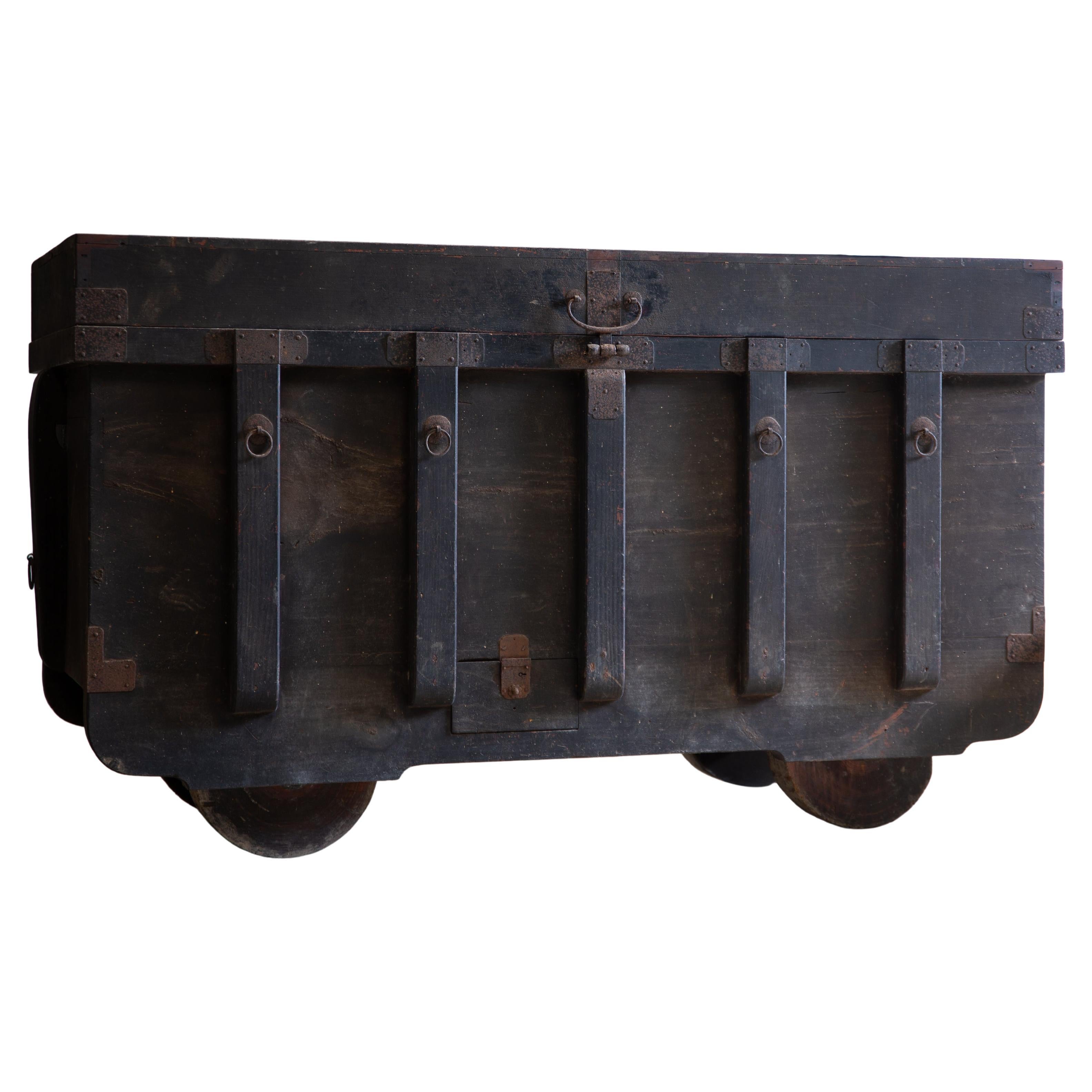 1850s-1870s Edo Japanese antique wheeled trunk Kuruma Nagamochi, Kuruma dansu For Sale
