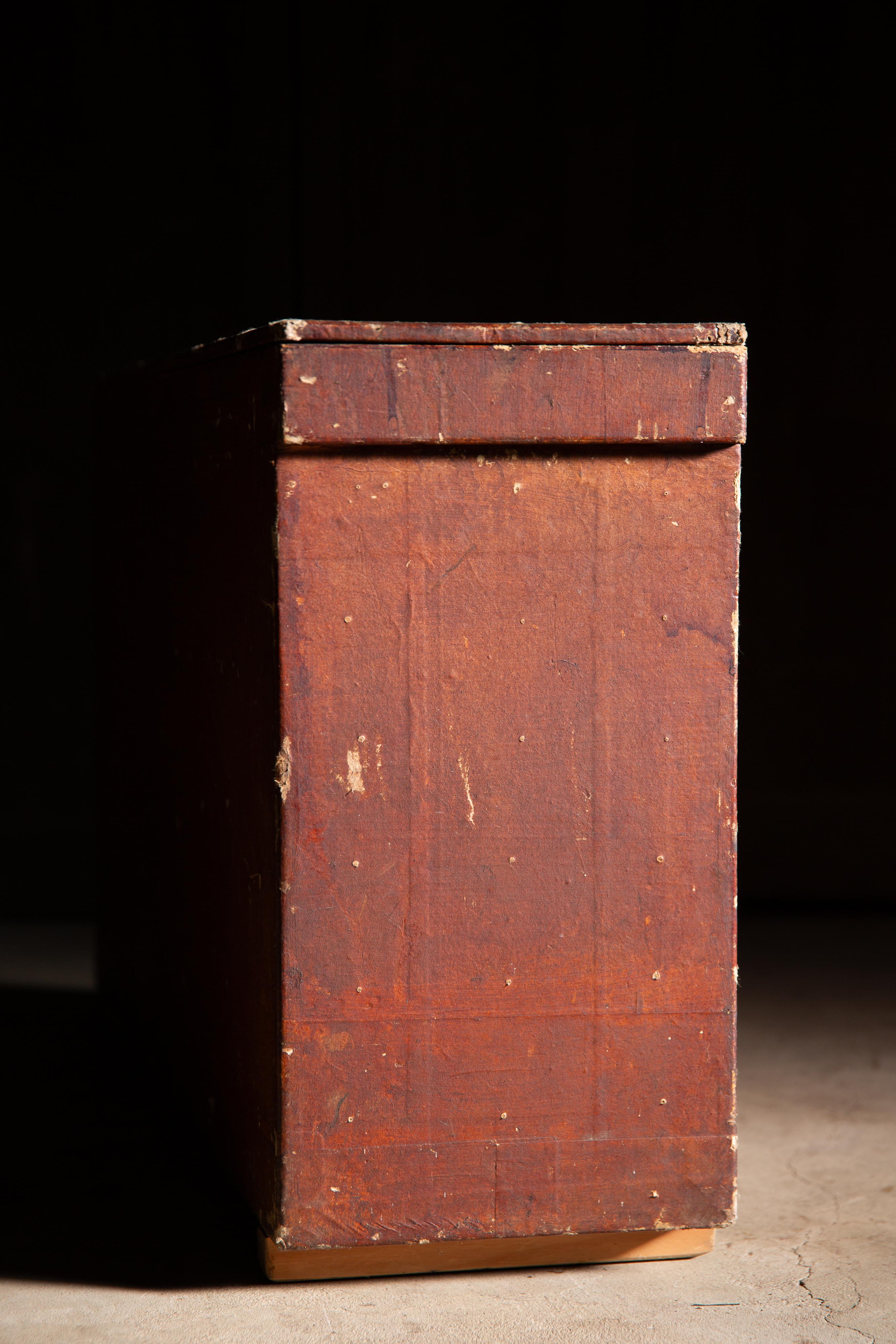 XIX secolo 1870-1920 Giapponese Scatola antica in legno rivestita di carta wabi sabi primitivo Meiji in vendita