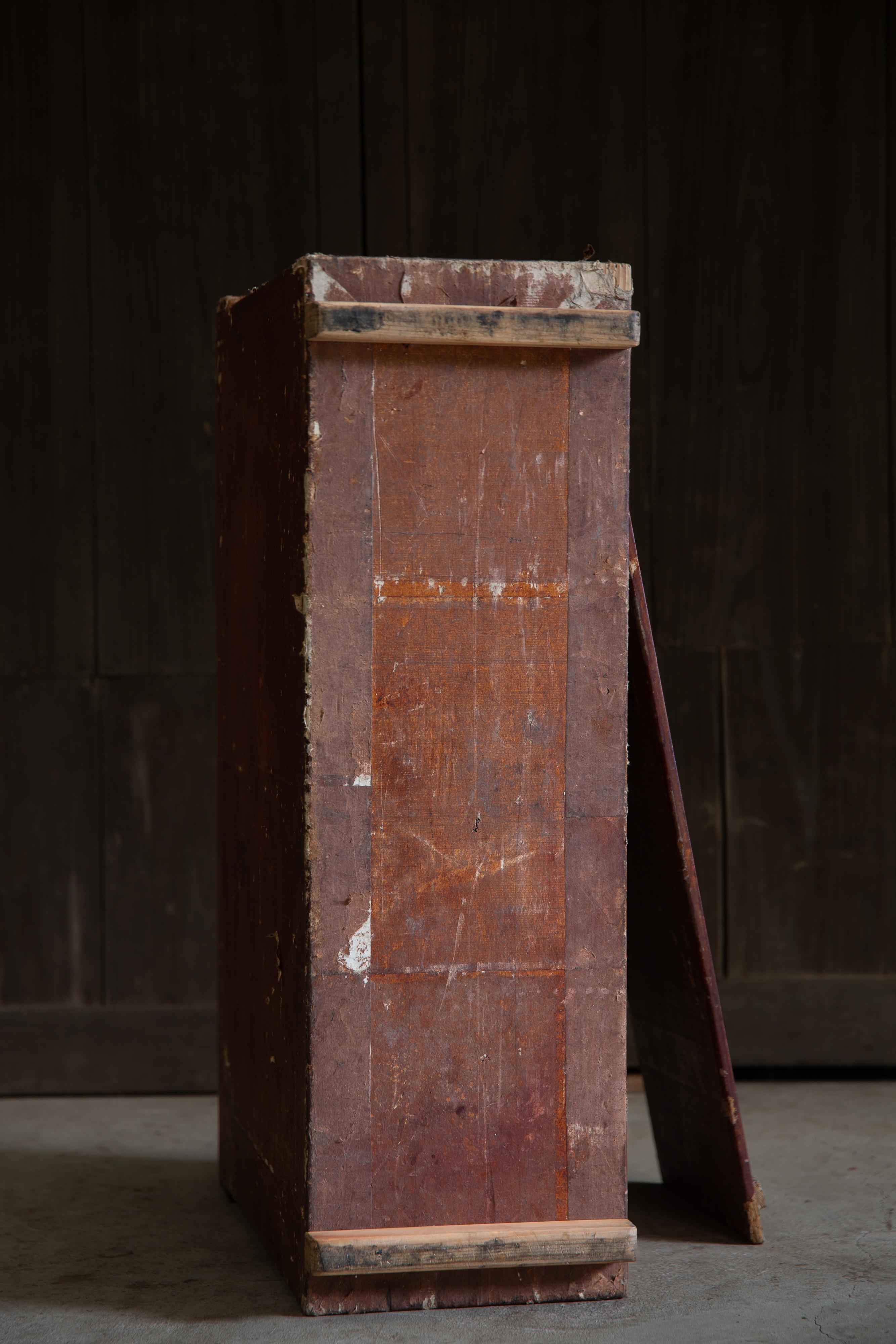 Legno 1870-1920 Giapponese Scatola antica in legno rivestita di carta wabi sabi primitivo Meiji in vendita