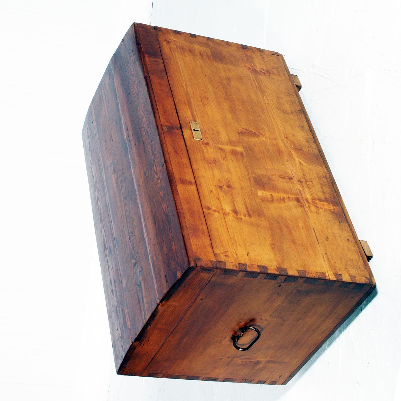 Ancienne commode de voyage Country des années 1850 en bois de pin massif restaurée Bon état - En vente à Vigonza, Padua