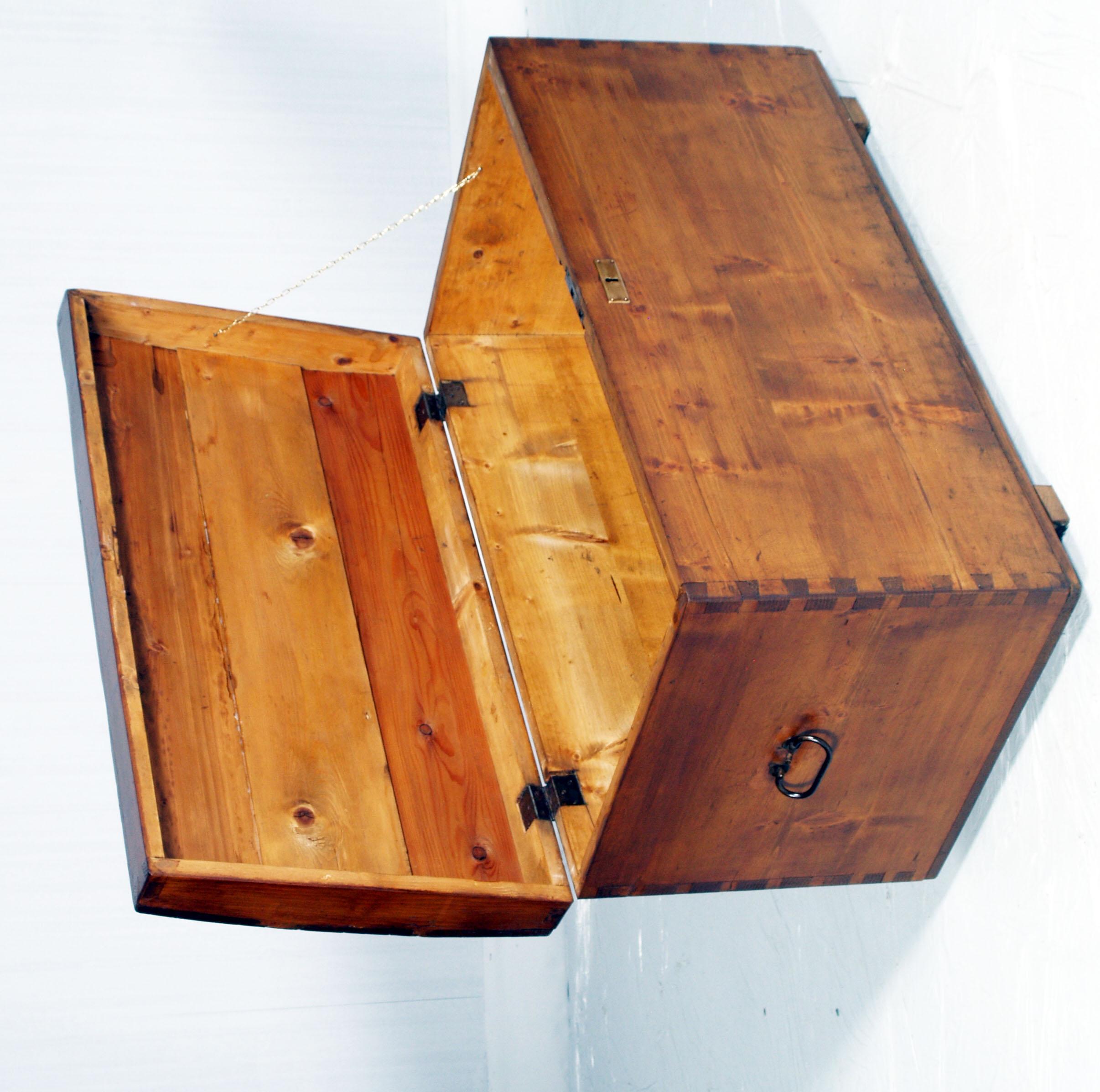 Milieu du XIXe siècle Ancienne commode de voyage Country des années 1850 en bois de pin massif restaurée en vente