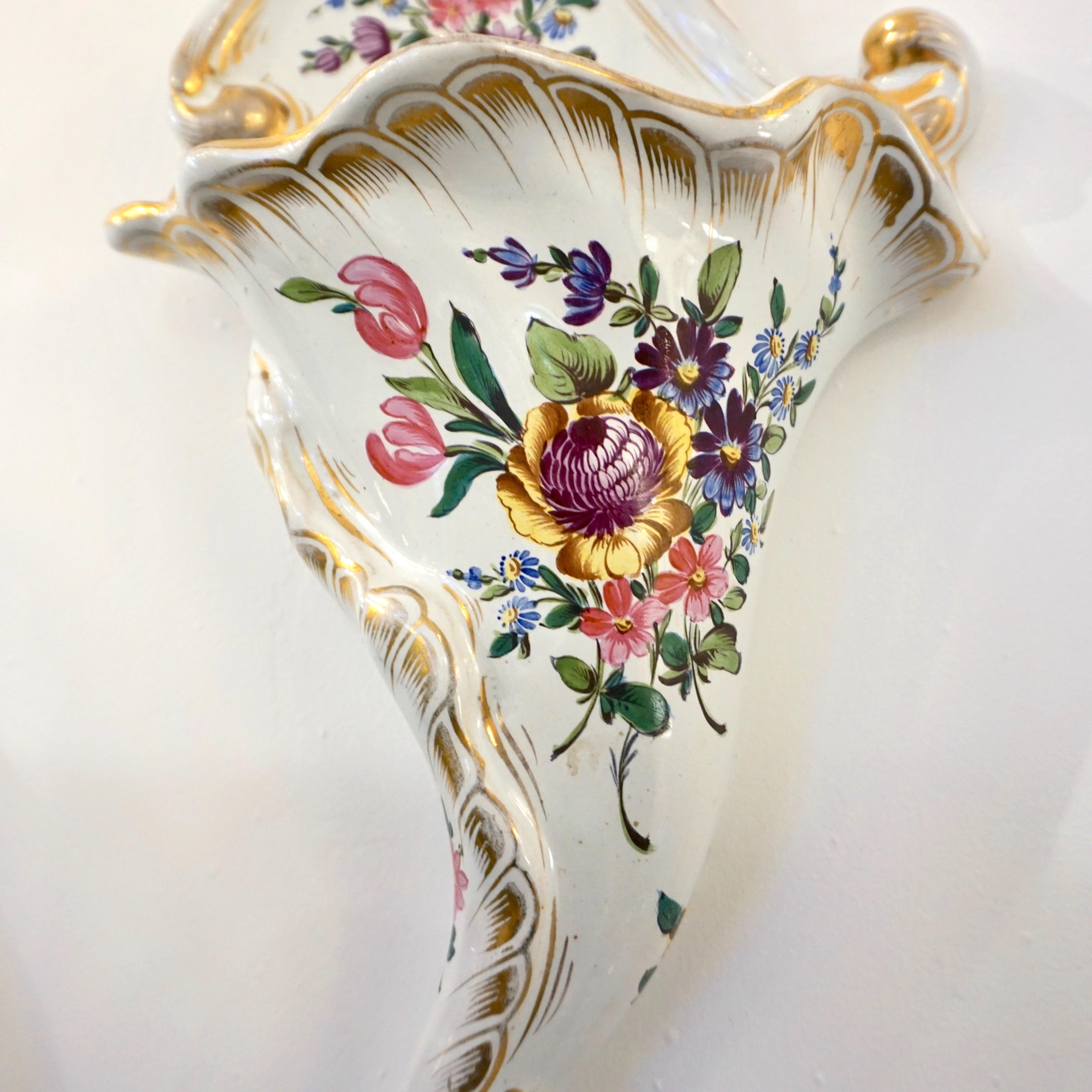 Fait main Pochette murale ancienne en faïence française des années 1870, support de fleurs en or blanc et rose en vente