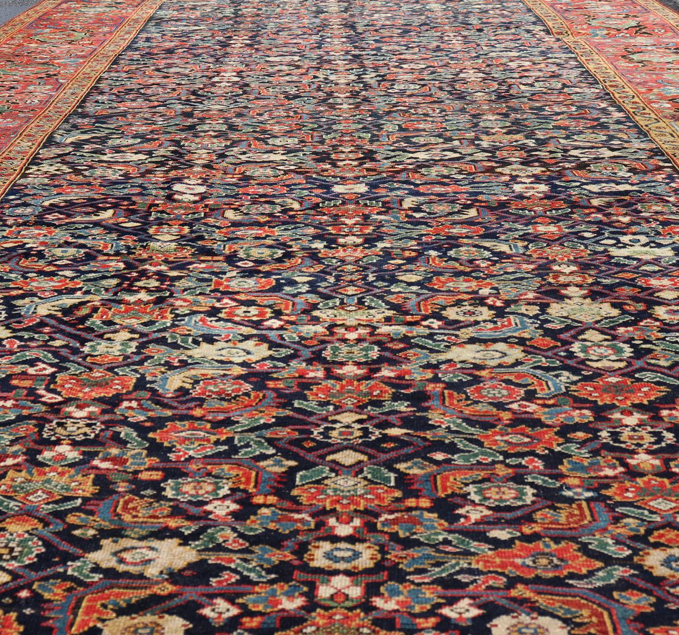 Provenant de la succession de Jack Welch, le chef d'entreprise américain, ce long chemin de table, datant de 1875, présente une riche et brillante palette de couleurs sur fond bleu et un motif Herati sur toute sa surface, une bordure rouge brillante