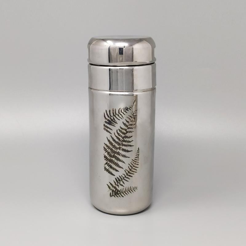 Straordinario shaker da cocktail italiano Sambonet Collezione Graffiti, argento e acciaio inossidabile anni '70. Alcuni segni di invecchiamento, ma comunque in buone condizioni. Disegnato e firmato da Sambonet.

Diametro 2,55 x 8 H pollici - cm