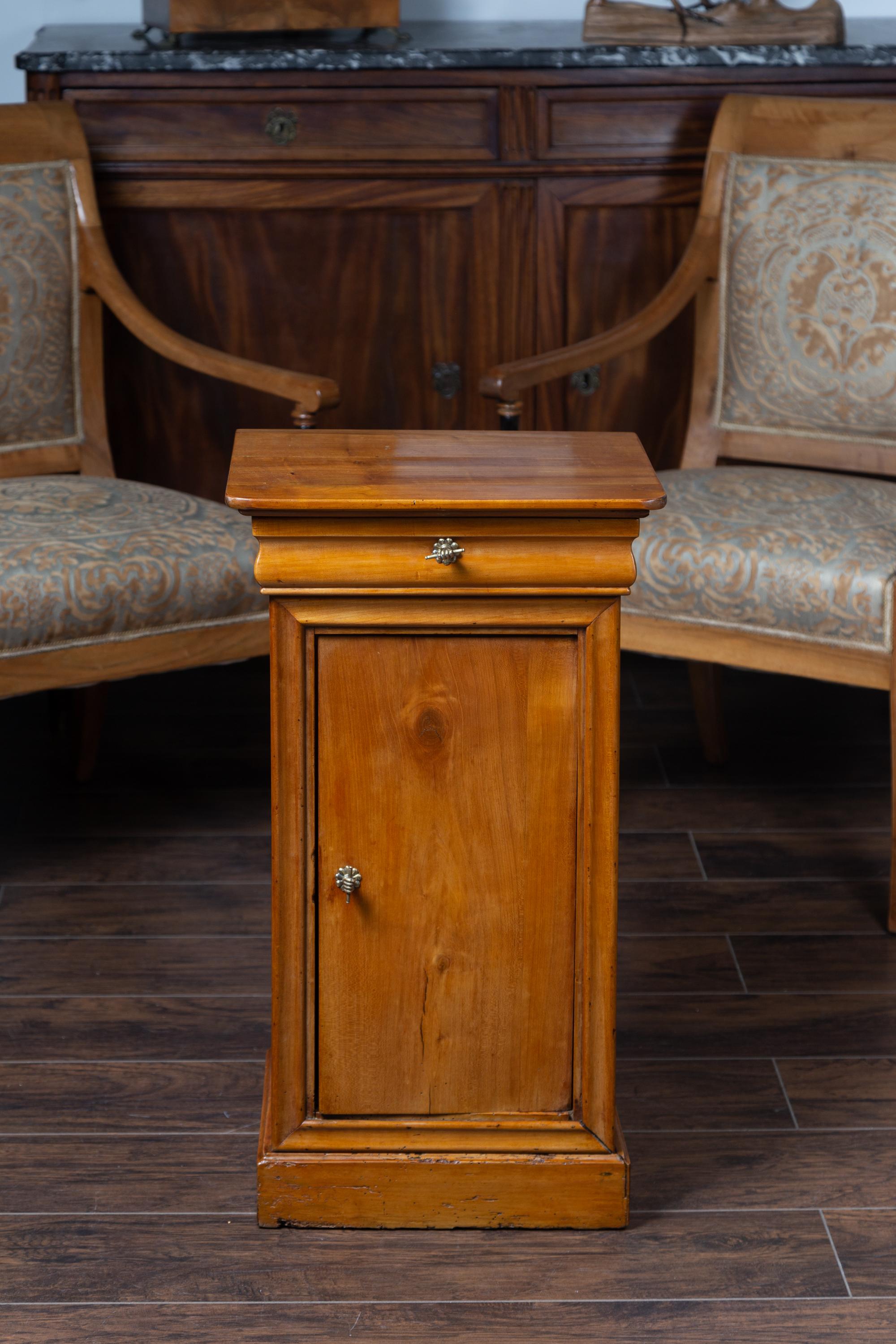 1870s Austrian Biedermeier Style Walnut Bedside Cabinet with Drawer and Door In Good Condition In Atlanta, GA