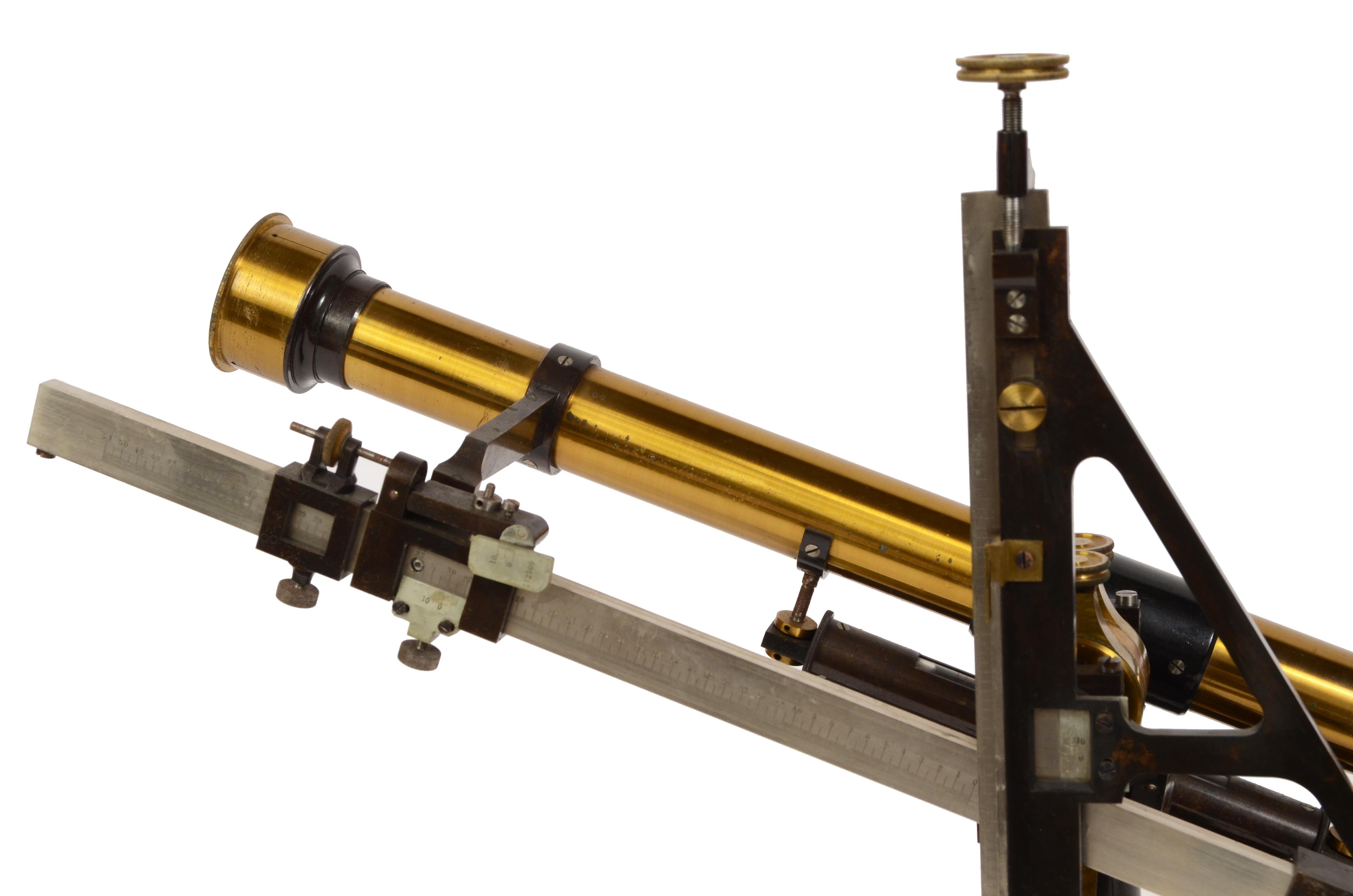 1870s Brass Cathetometer Signed G. Coradi Zurich Antique Scientific Instrument In Good Condition In Milan, IT