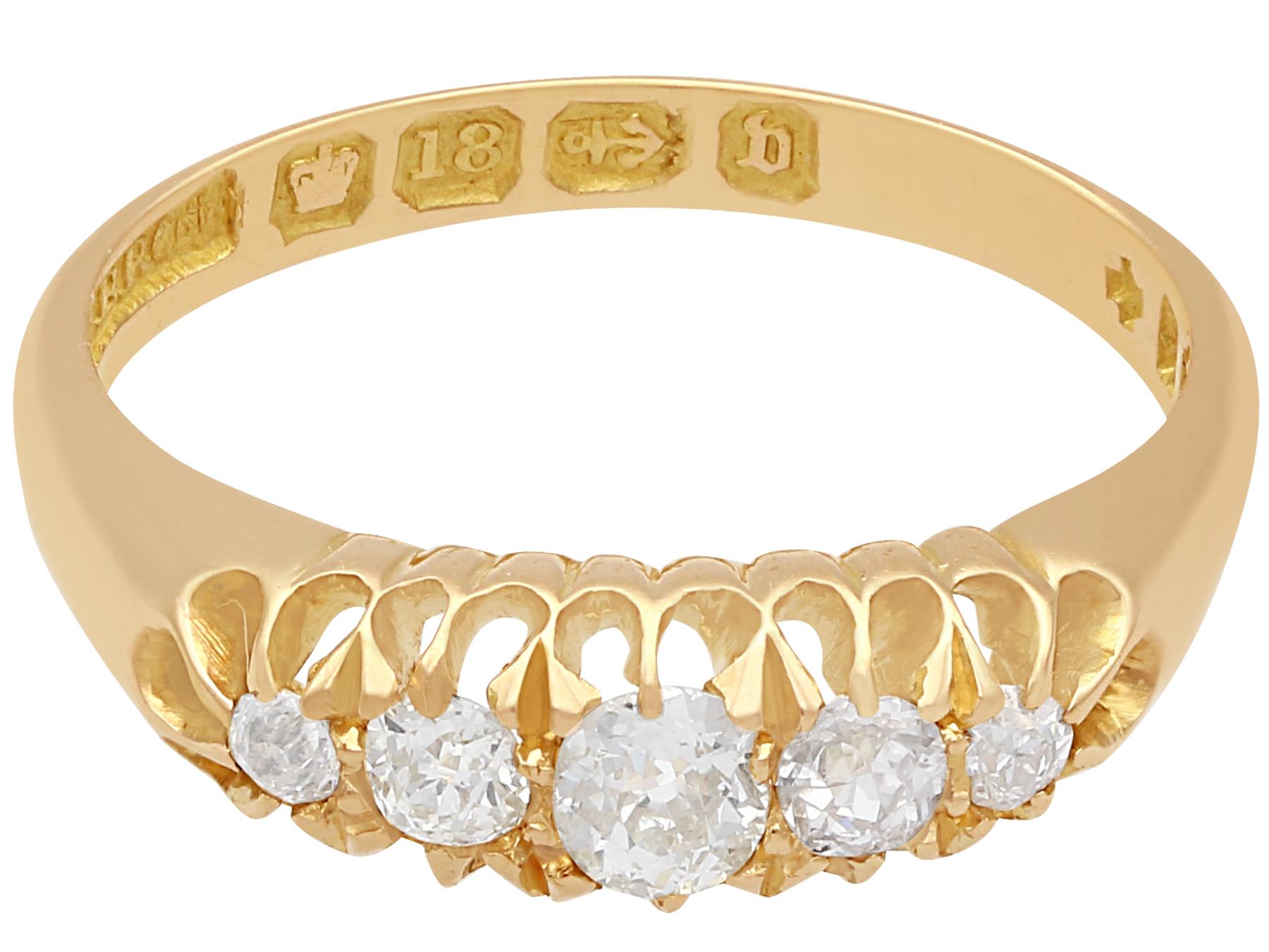 Taille ronde Bague de fiançailles à cinq pierres en or jaune et diamants des années 1870 en vente