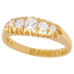 Anillo de compromiso de cinco piedras en oro amarillo y diamantes de la década de 1870