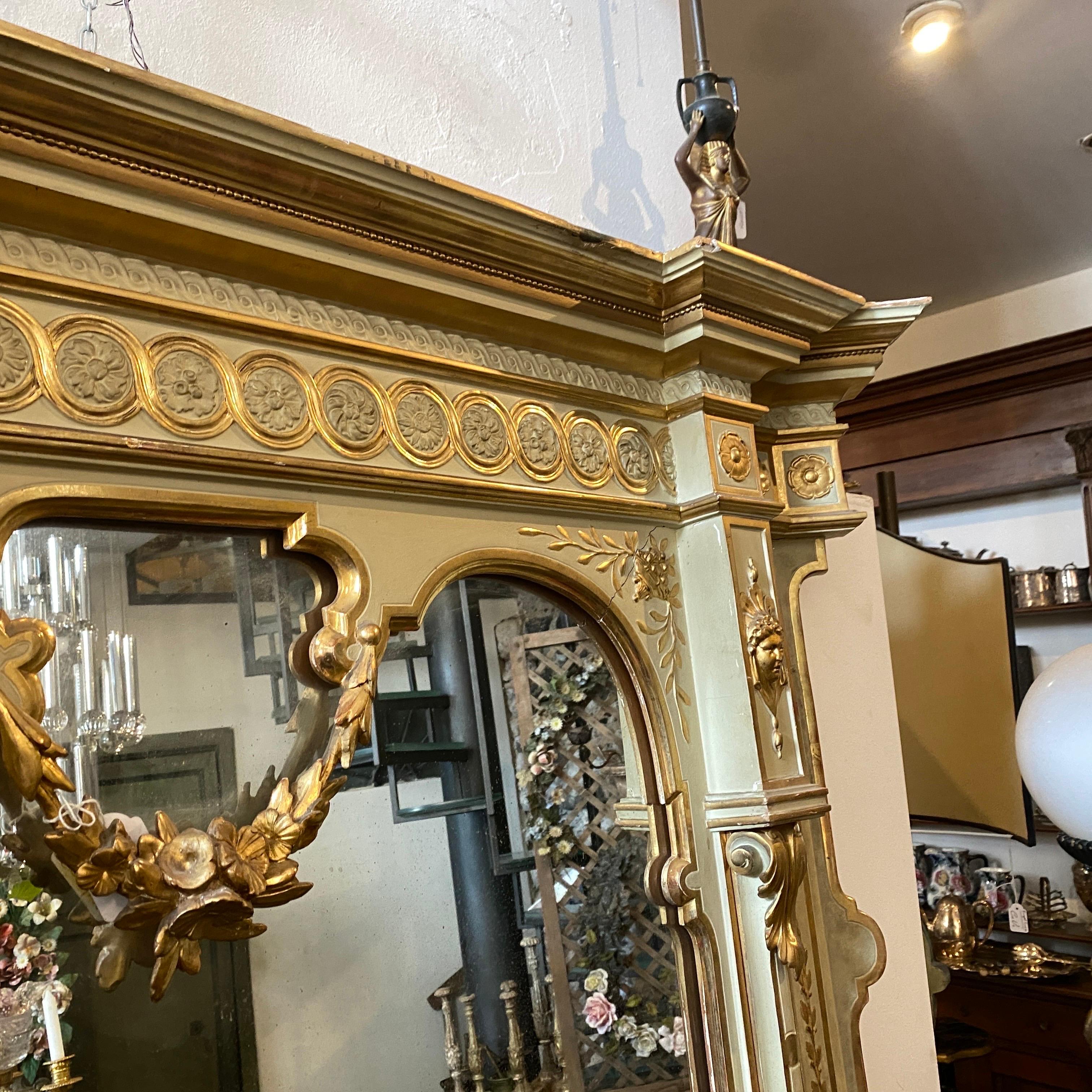 Grand miroir sicilien éclectique en bois laqué et doré des années 1870 en vente 2