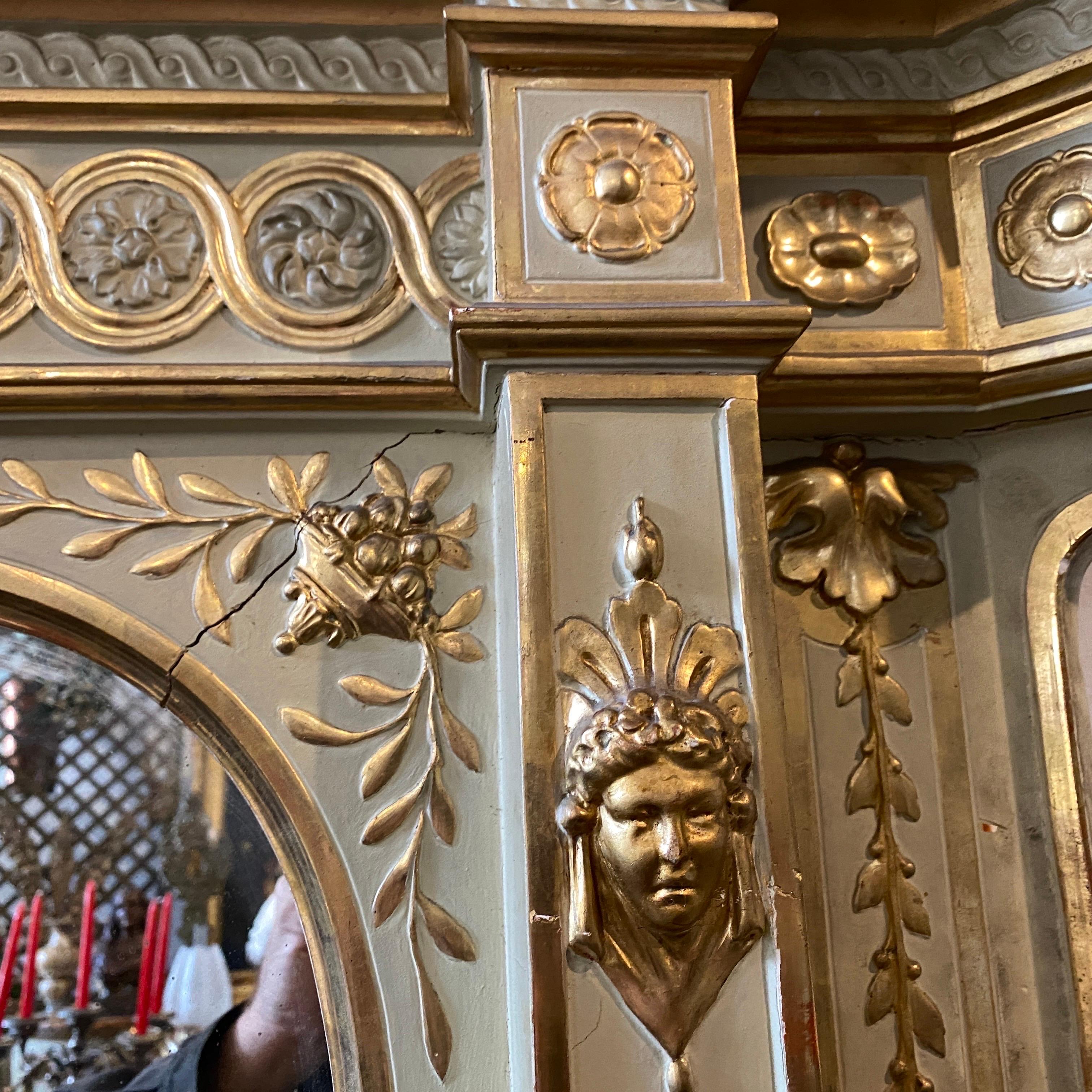 Grand miroir sicilien éclectique en bois laqué et doré des années 1870 en vente 4