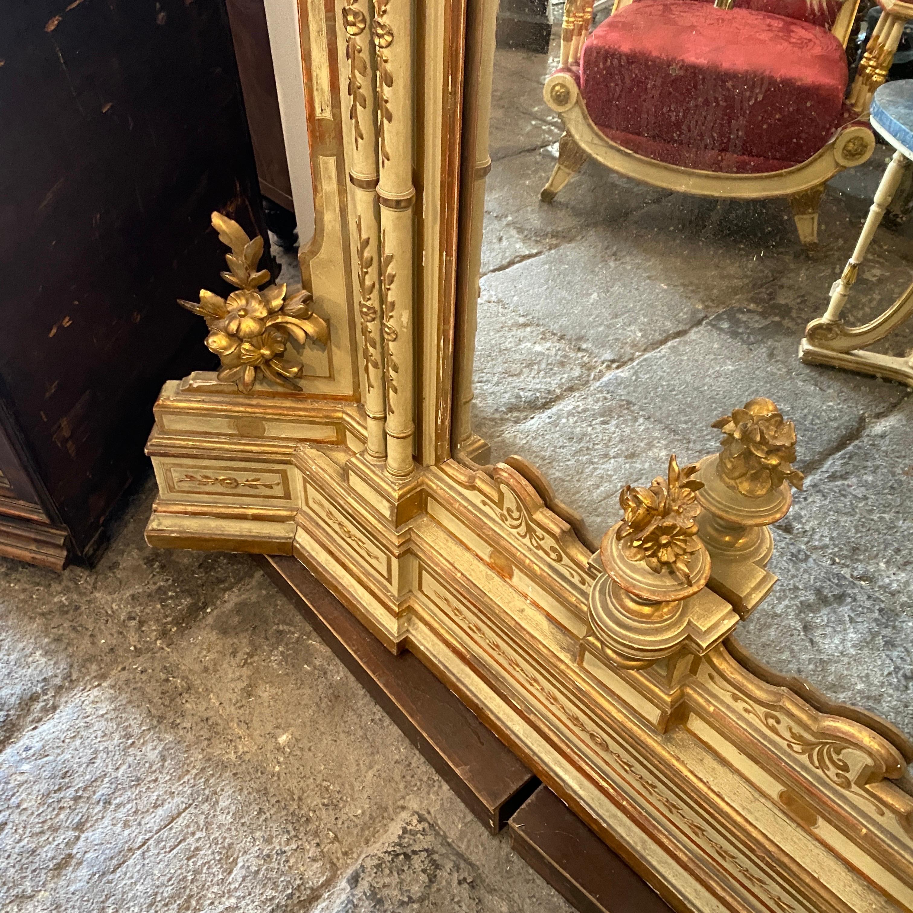 Grand miroir sicilien éclectique en bois laqué et doré des années 1870 en vente 5