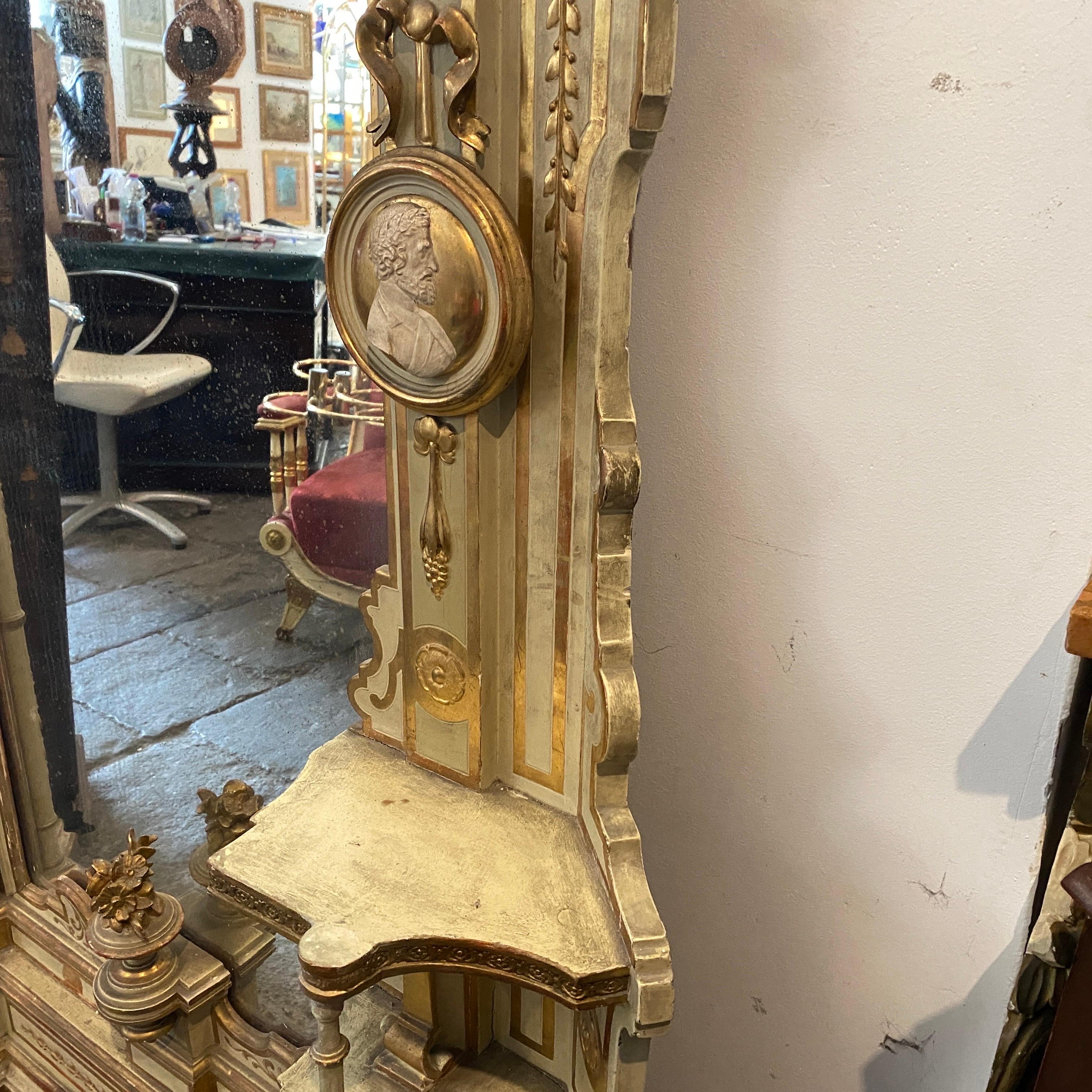Grand miroir sicilien éclectique en bois laqué et doré des années 1870 en vente 6