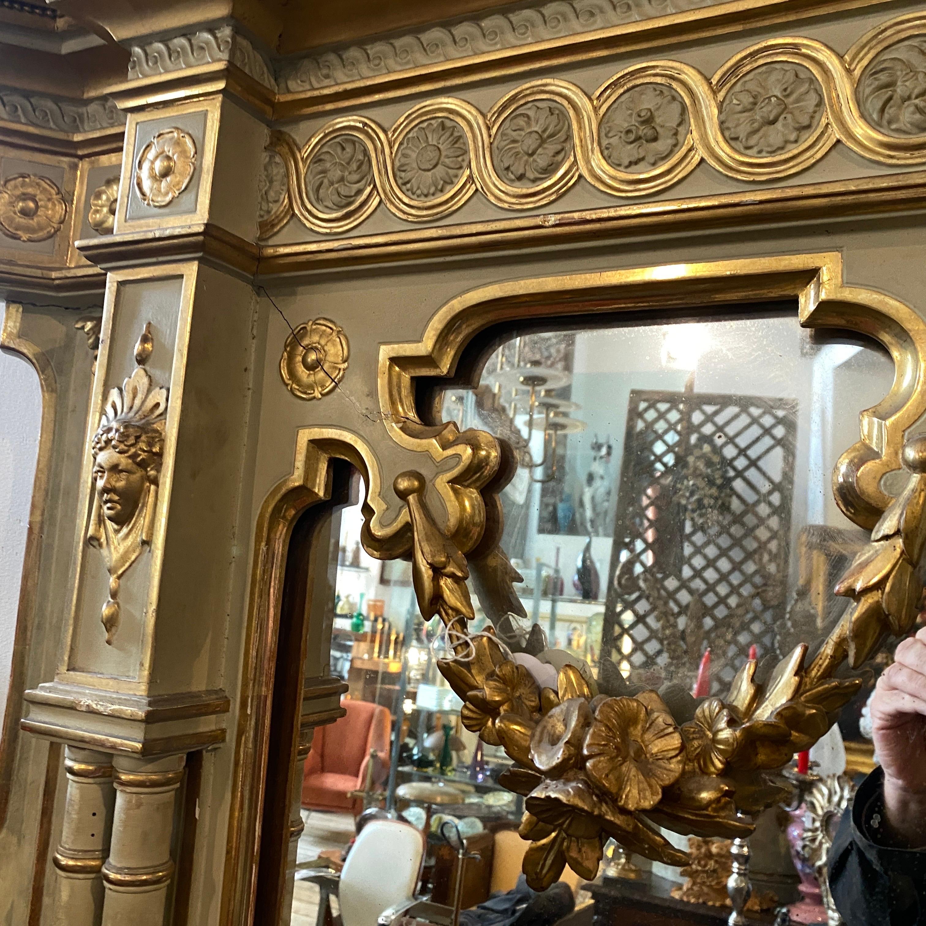 Sicilien Grand miroir sicilien éclectique en bois laqué et doré des années 1870 en vente