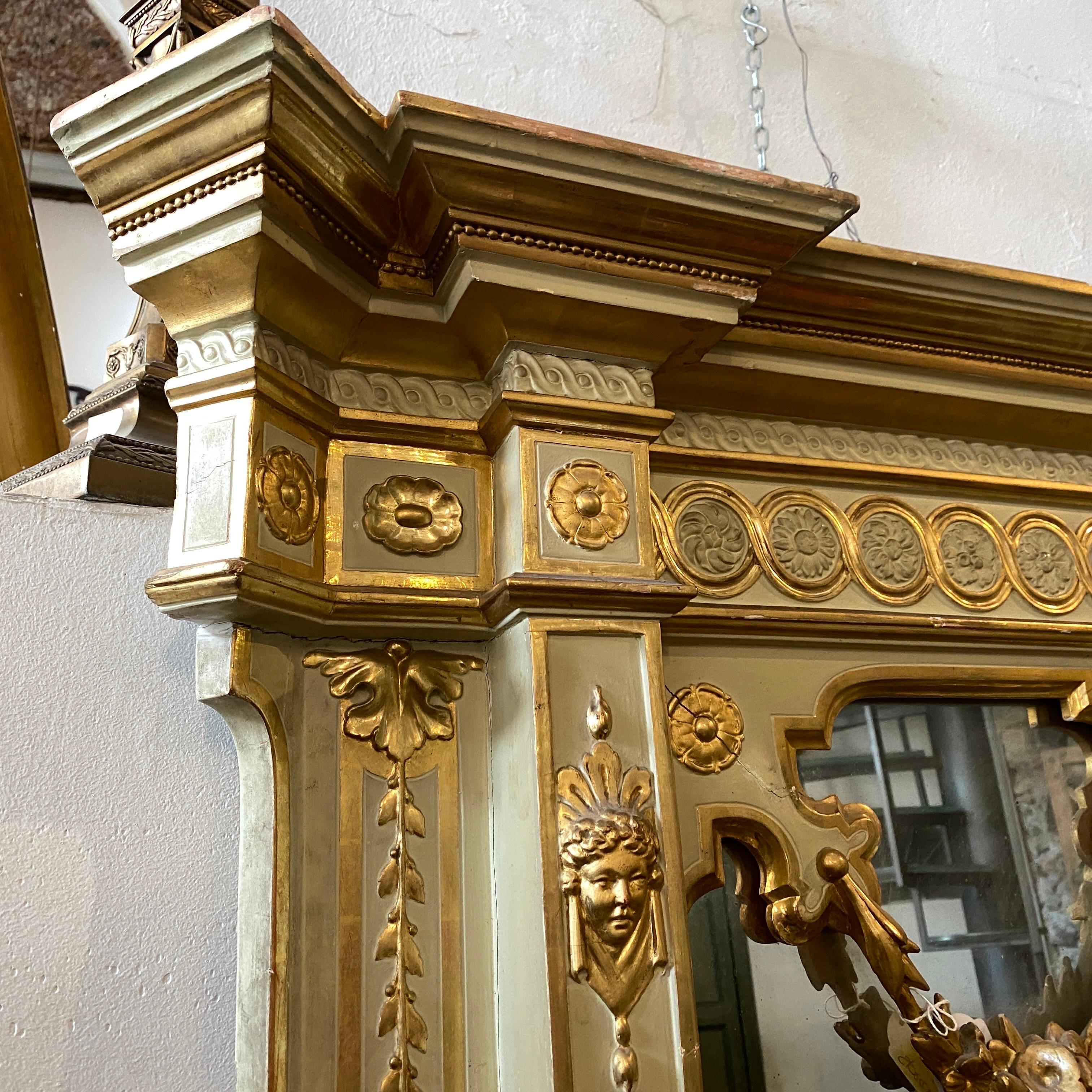 Fait main Grand miroir sicilien éclectique en bois laqué et doré des années 1870 en vente