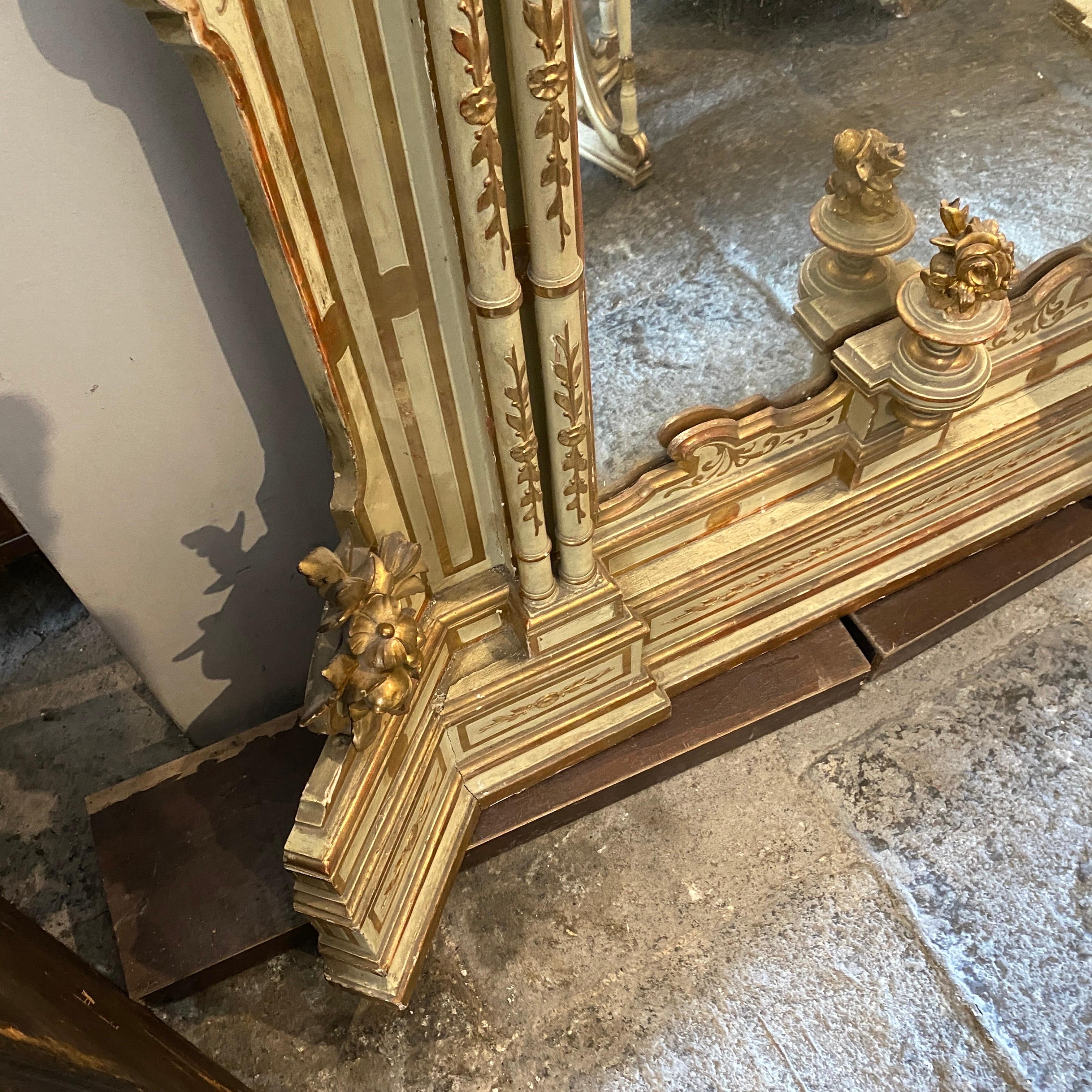 Grand miroir sicilien éclectique en bois laqué et doré des années 1870 en vente 1