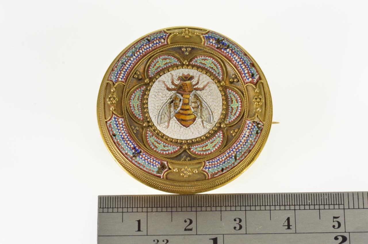 1870s Egyptian Revival Honey Bee Micro Mosaic Gold Brooch im Zustand „Gut“ in Frederick, MD
