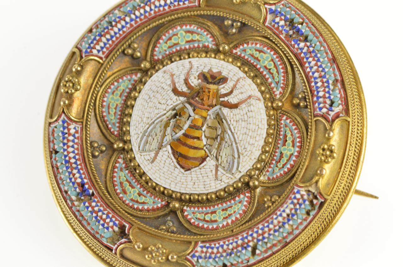 1870s Egyptian Revival Honey Bee Micro Mosaic Gold Brooch für Damen oder Herren