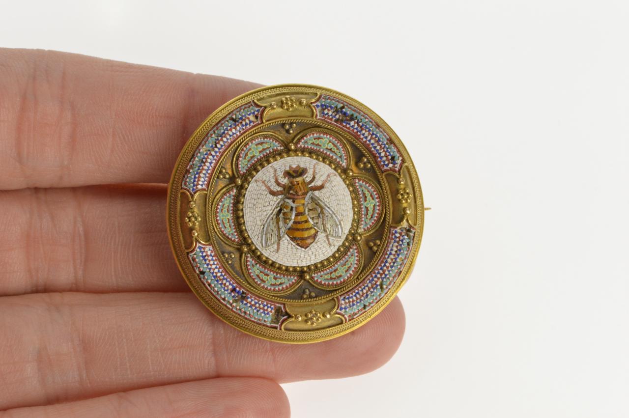 1870s Egyptian Revival Honey Bee Micro Mosaic Gold Brooch In Good Condition In Frederick, MD