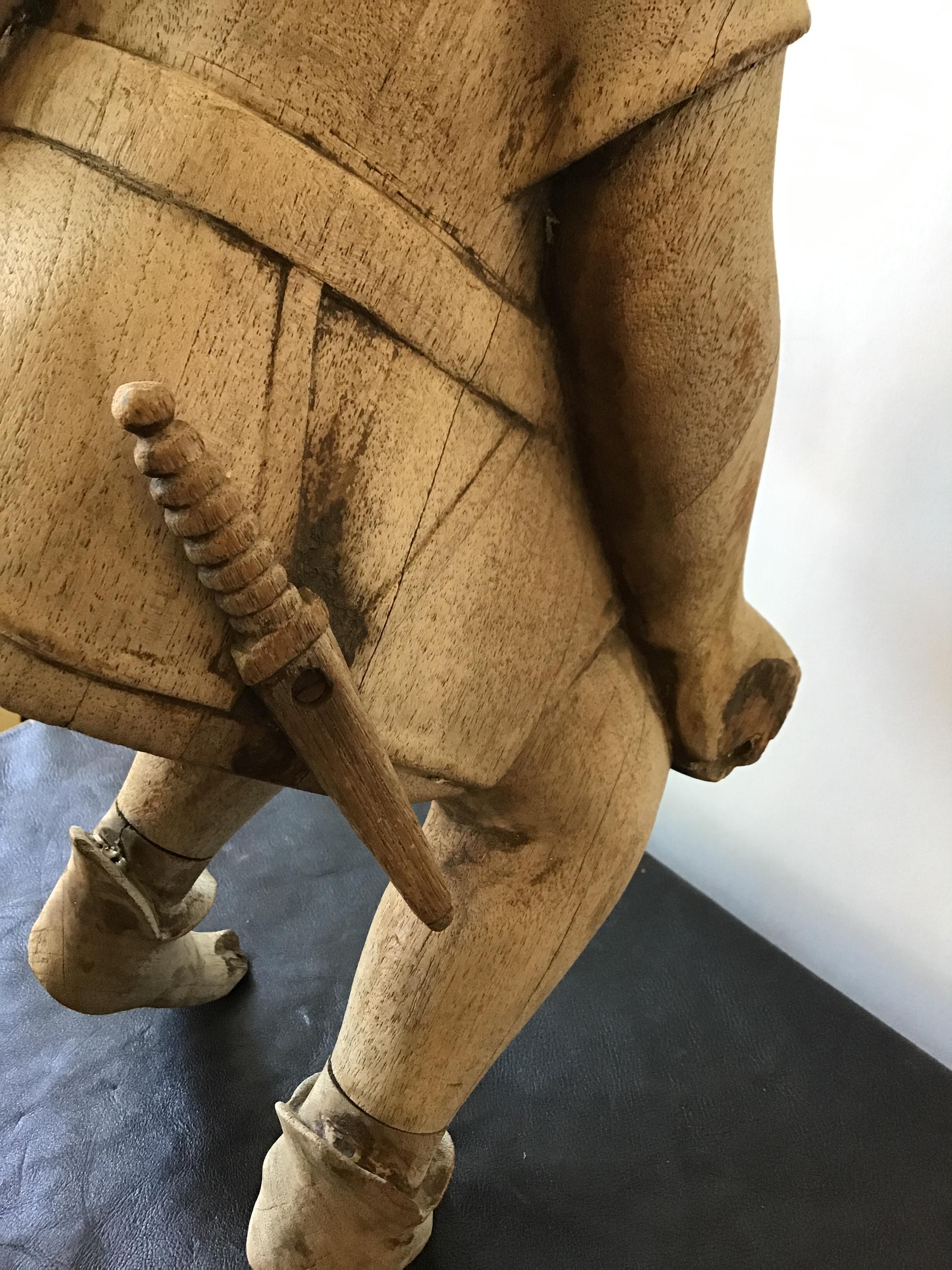 Figure à capuche Robin en bois sculpté anglais des années 1870 en vente 9