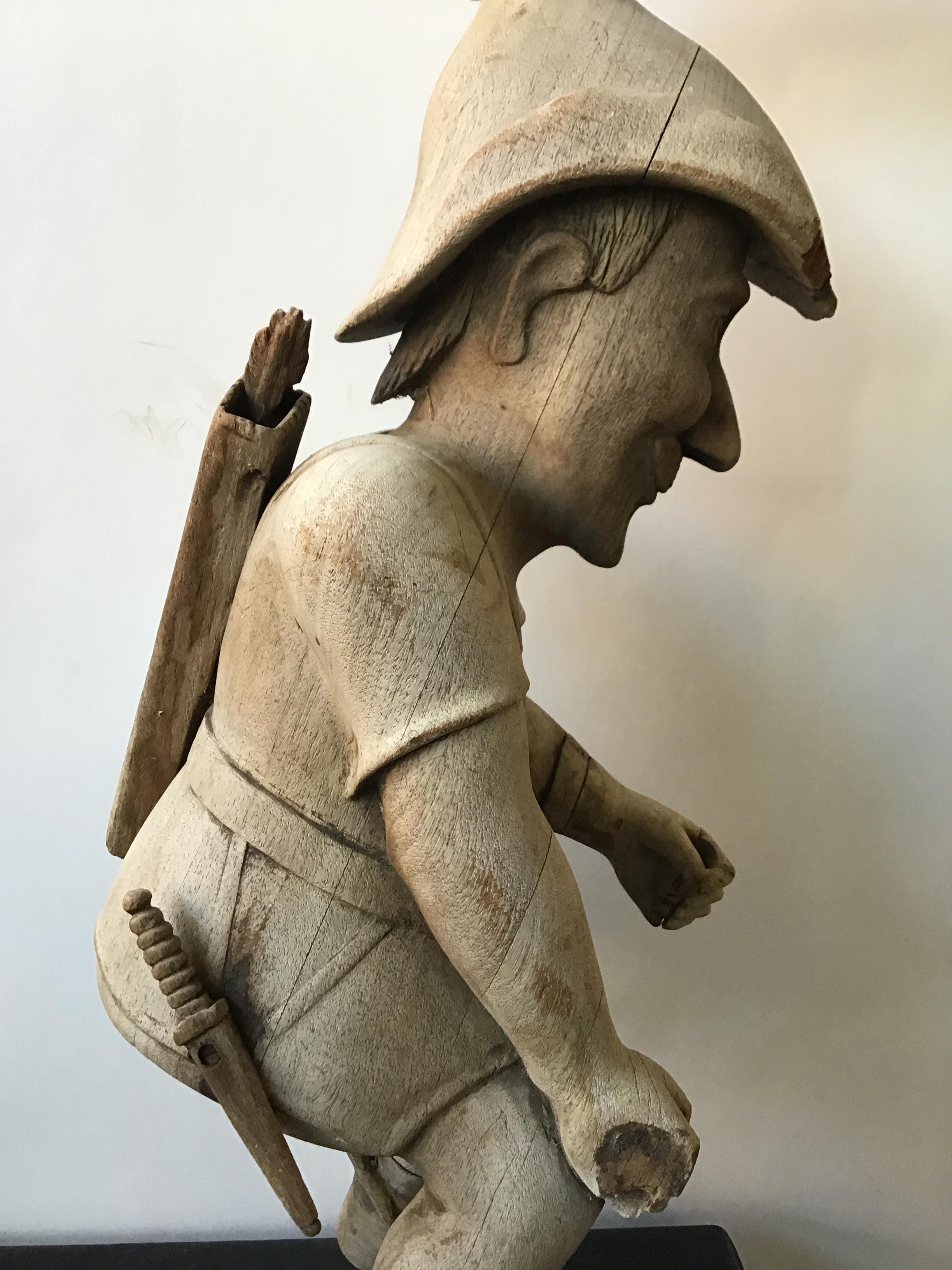 Figure à capuche Robin en bois sculpté anglais des années 1870 en vente 10