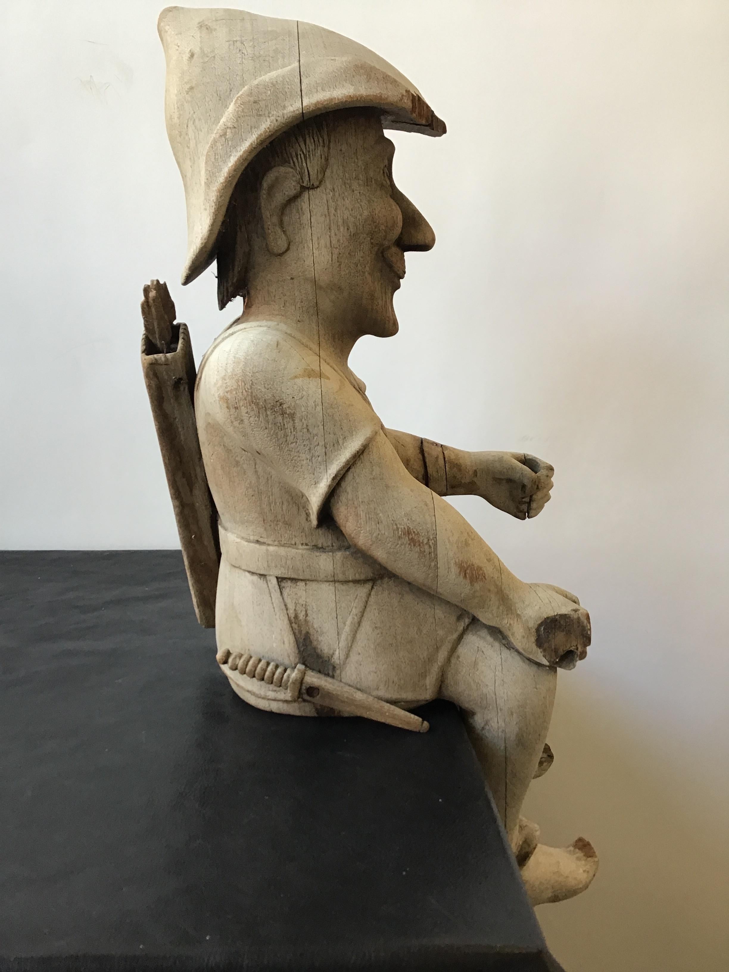 Figure à capuche Robin en bois sculpté anglais des années 1870 en vente 12