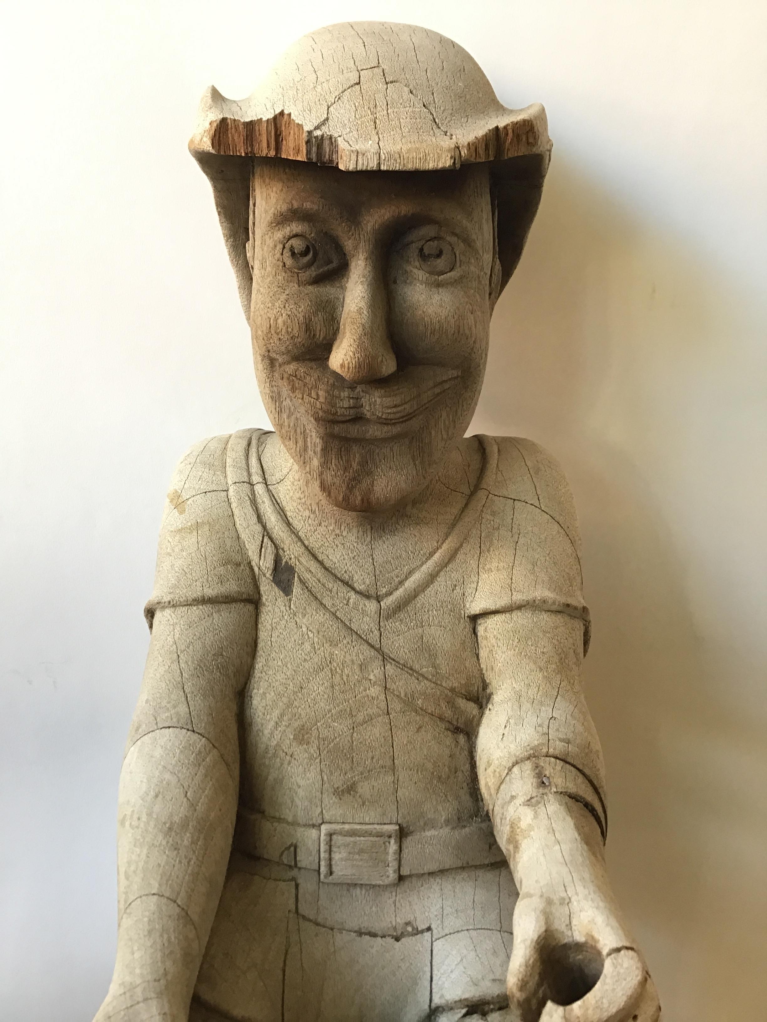 Figure à capuche Robin en bois sculpté anglais des années 1870 en vente 2