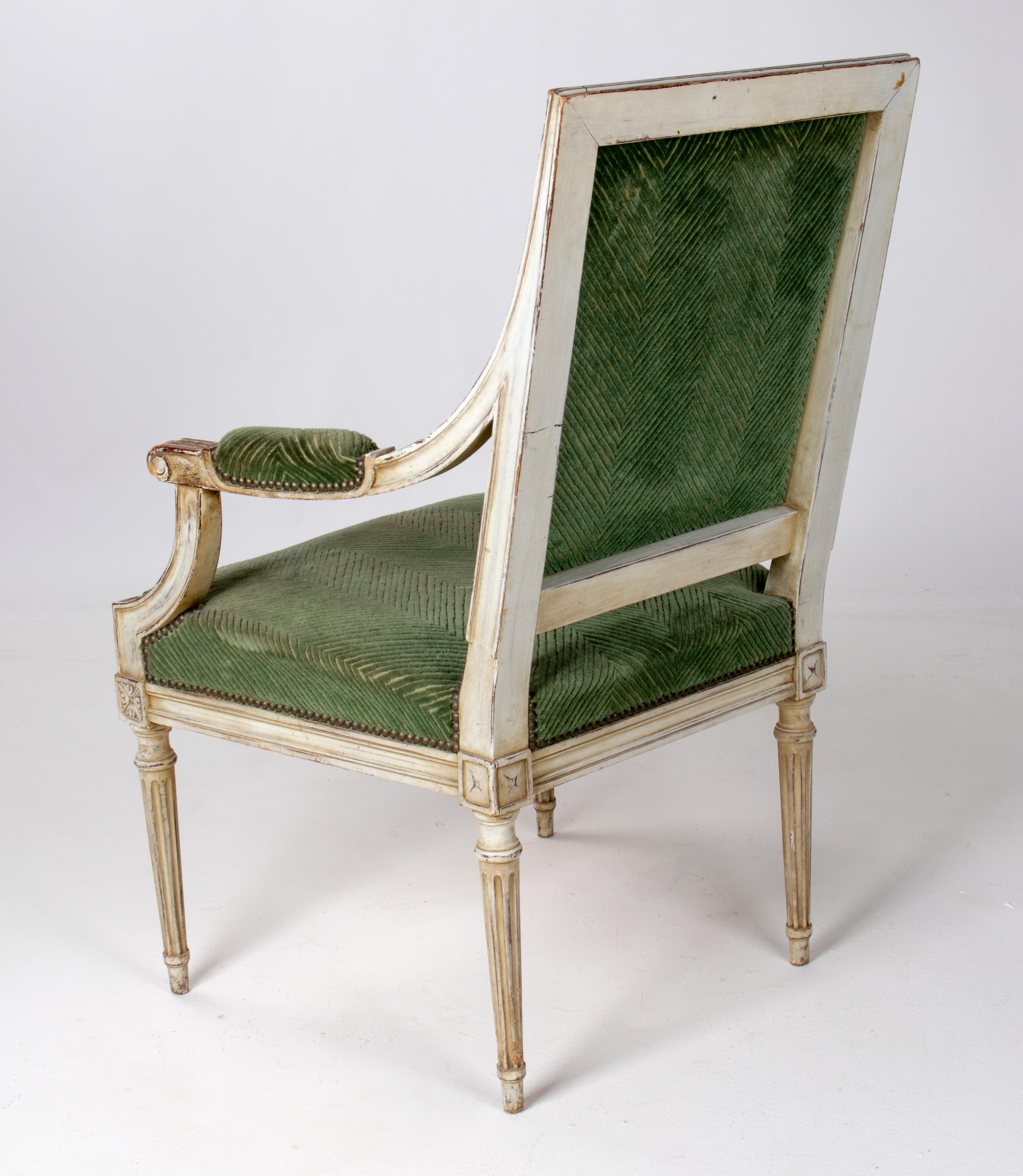 Französischer Louis XVI-Sessel im Louis-XVI-Stil der 1870er Jahre, weiß lackiert und mit Samtpolsterung (Holz) im Angebot