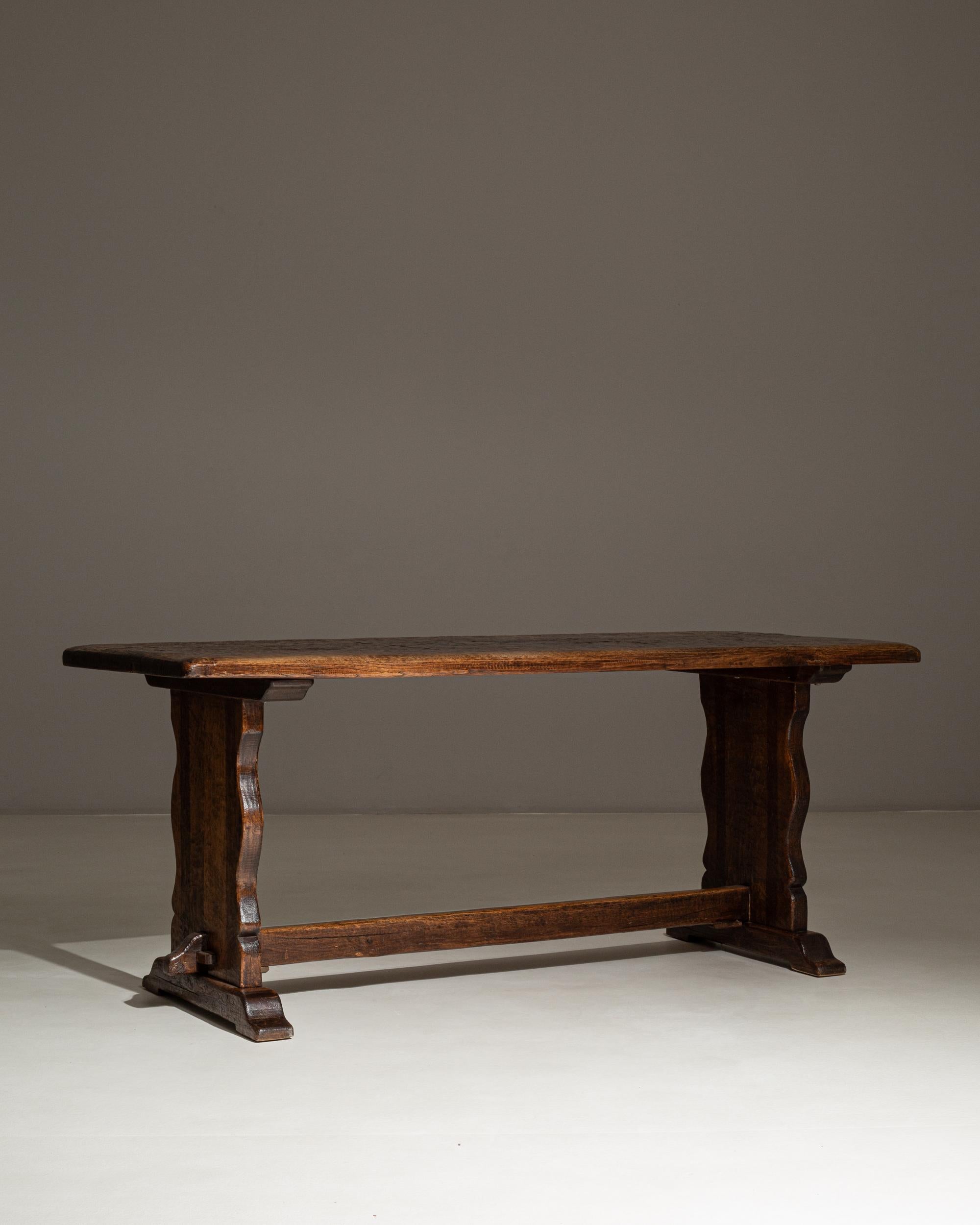 Tavolo da pranzo a cavalletto in Oak francese del 1870 con patina originale. Questo eccezionale tavolo a cavalletto francese del XIX secolo è realizzato in rovere massiccio e conserva la sua patina originale profondamente invecchiata, che mette in