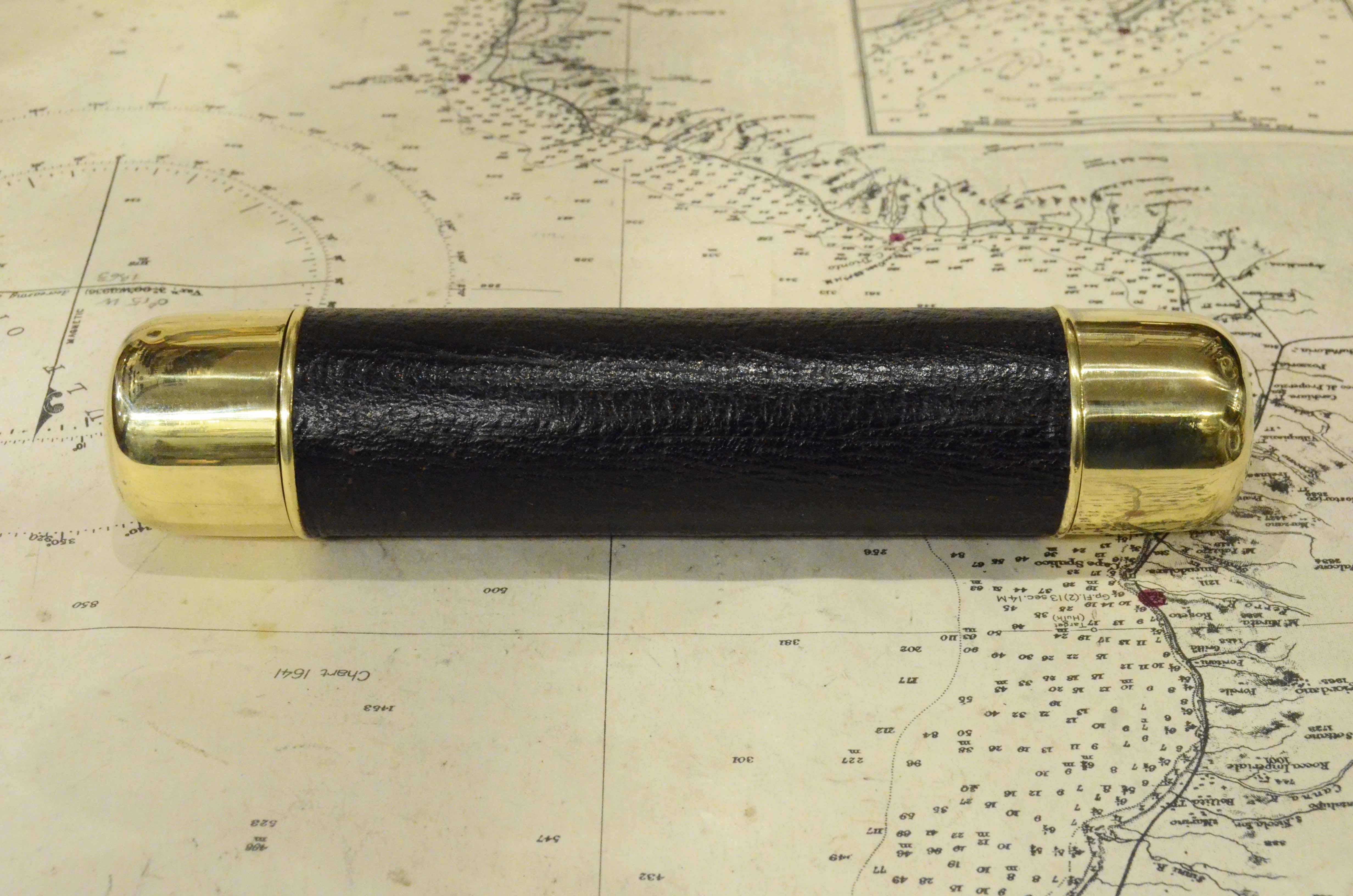 Small brass telescope with leather-covered handle and complete with Scope caps
French manufacture of the second half of the nineteenth century, focus with three extensions. 
Maximum cm 41 – inches 16.2, minimum cm 14, inches 5.5, focal diameter cm 3