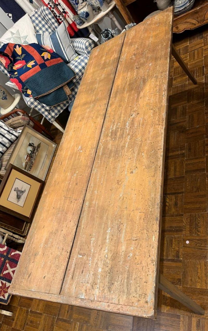 Tavolo da taverna in legno della Pennsylvania del 1870 con 2 tavole per il pane e piano in legno. Vernice originale color senape su vernice grigia. Splendida costruzione con chiodi a pioli e taglio quadrato. Tavolo forte e robusto.