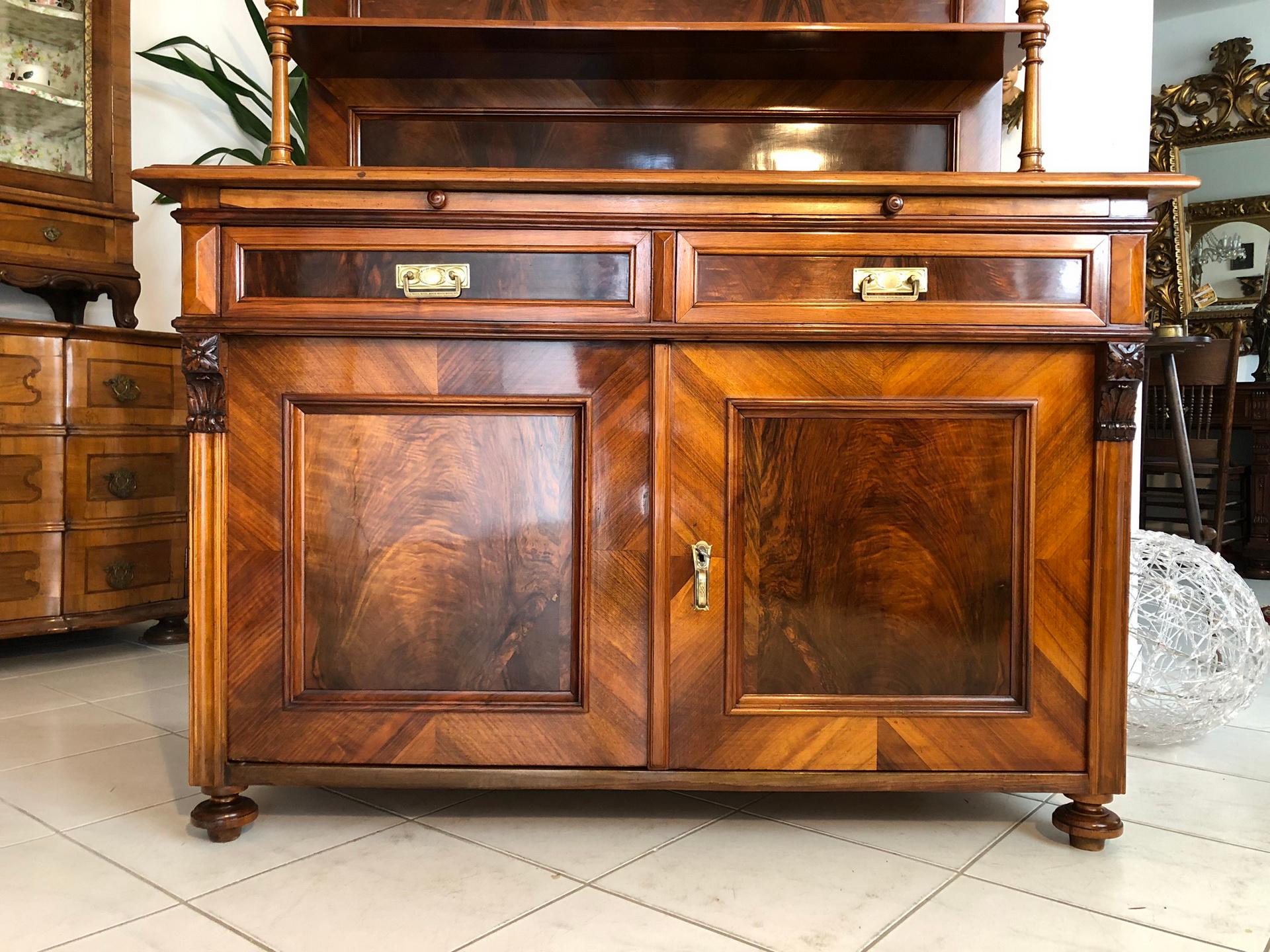 1870s Historicism Buffet with a Walnut Veneer In Excellent Condition For Sale In Senden, NRW