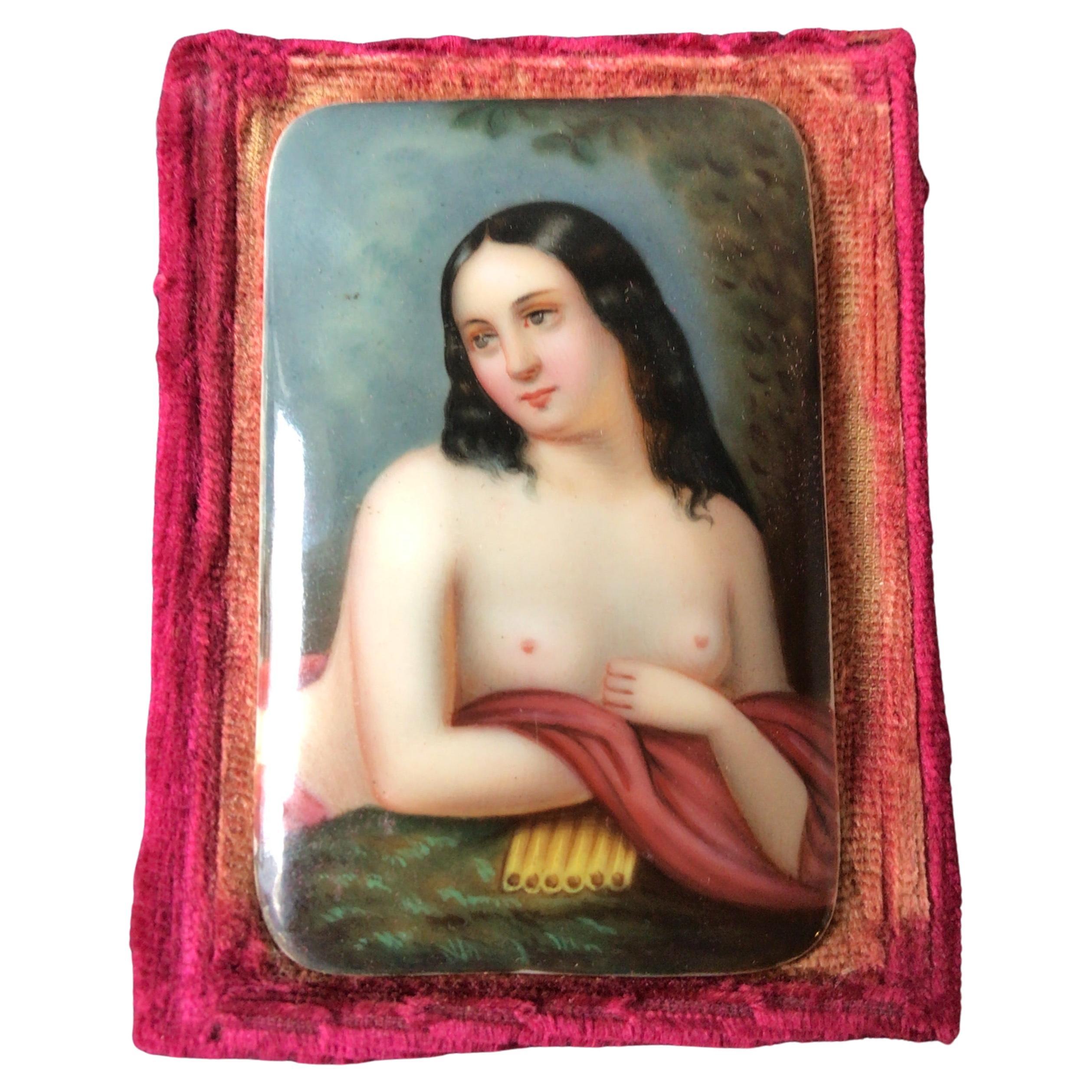 Portrait animalier sur porcelaine d'une femme nue des années 1870 en vente