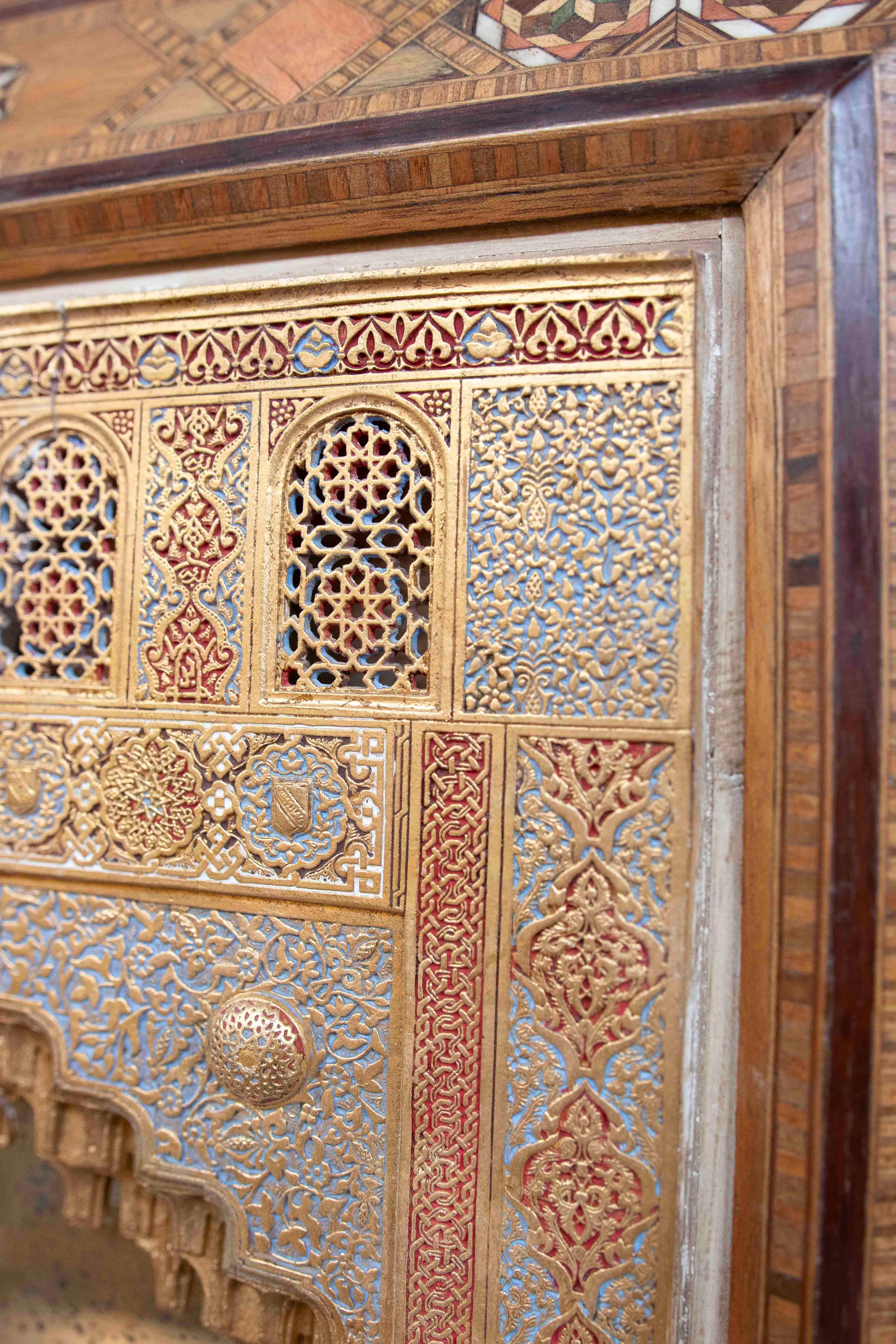 1870s Modèle de l'Alhambra, polychrome avec cadre en marqueterie, style Nasride en vente 5