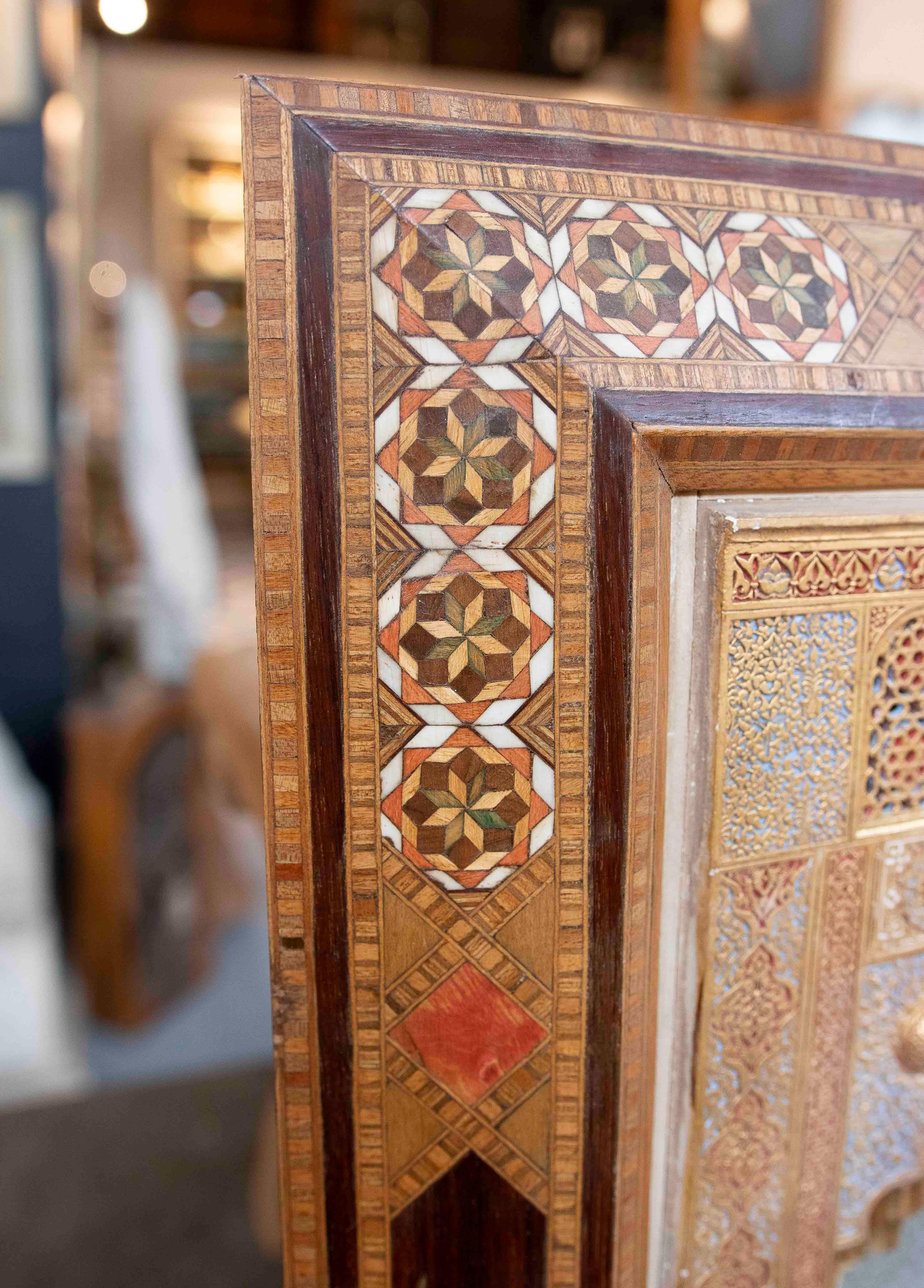 1870s Modèle de l'Alhambra, polychrome avec cadre en marqueterie, style Nasride en vente 6