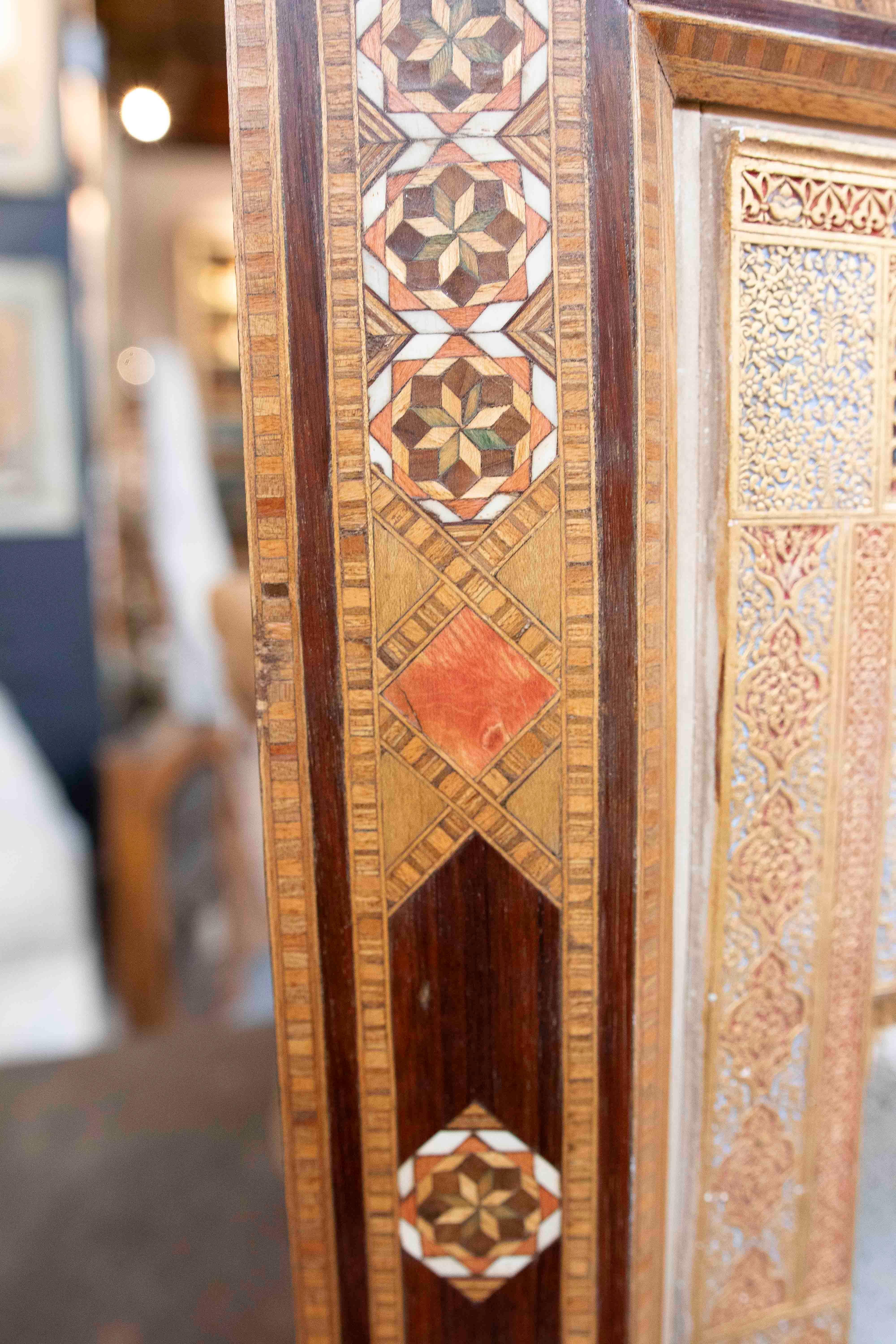 1870s Modèle de l'Alhambra, polychrome avec cadre en marqueterie, style Nasride en vente 7