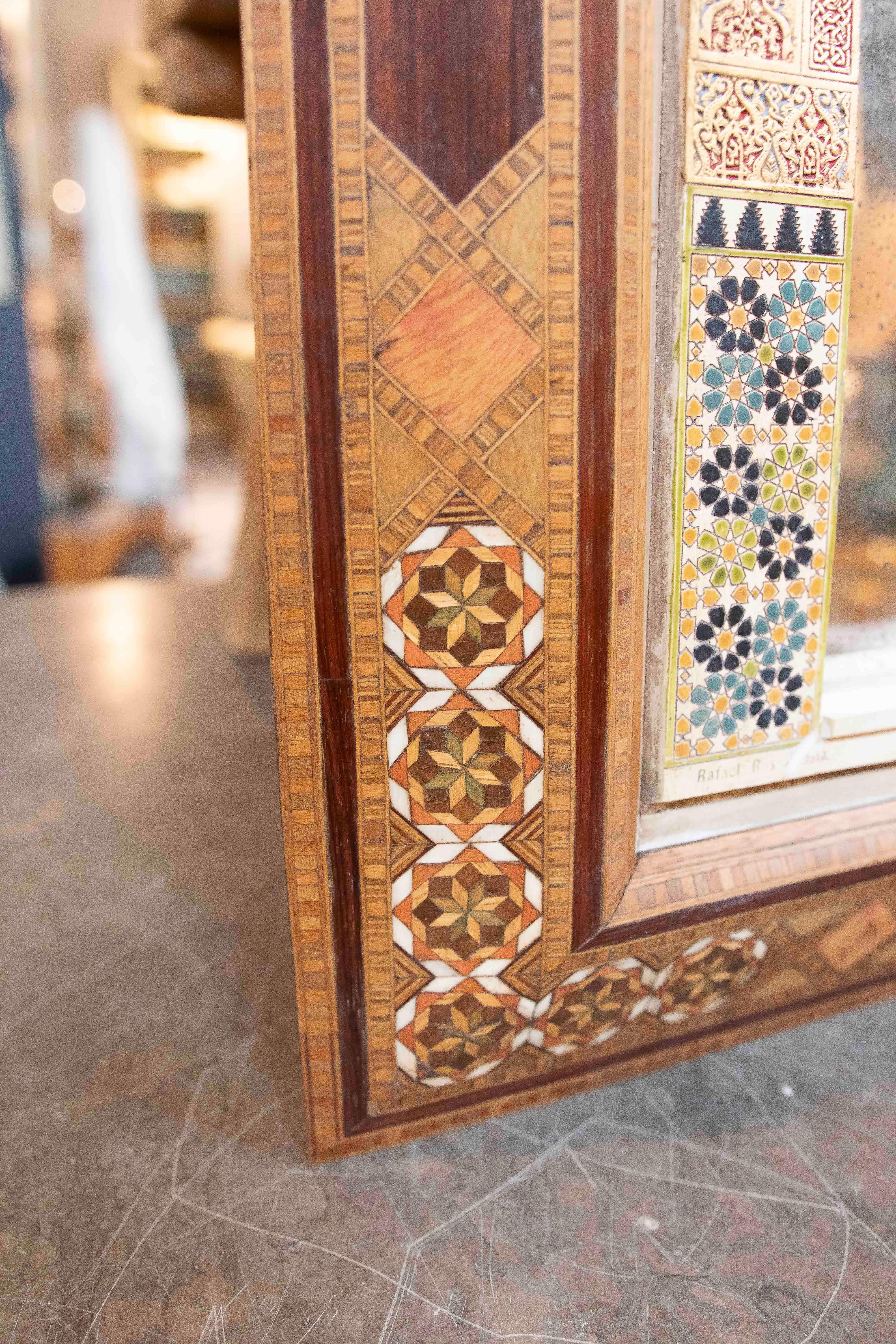 1870s Modèle de l'Alhambra, polychrome avec cadre en marqueterie, style Nasride en vente 8