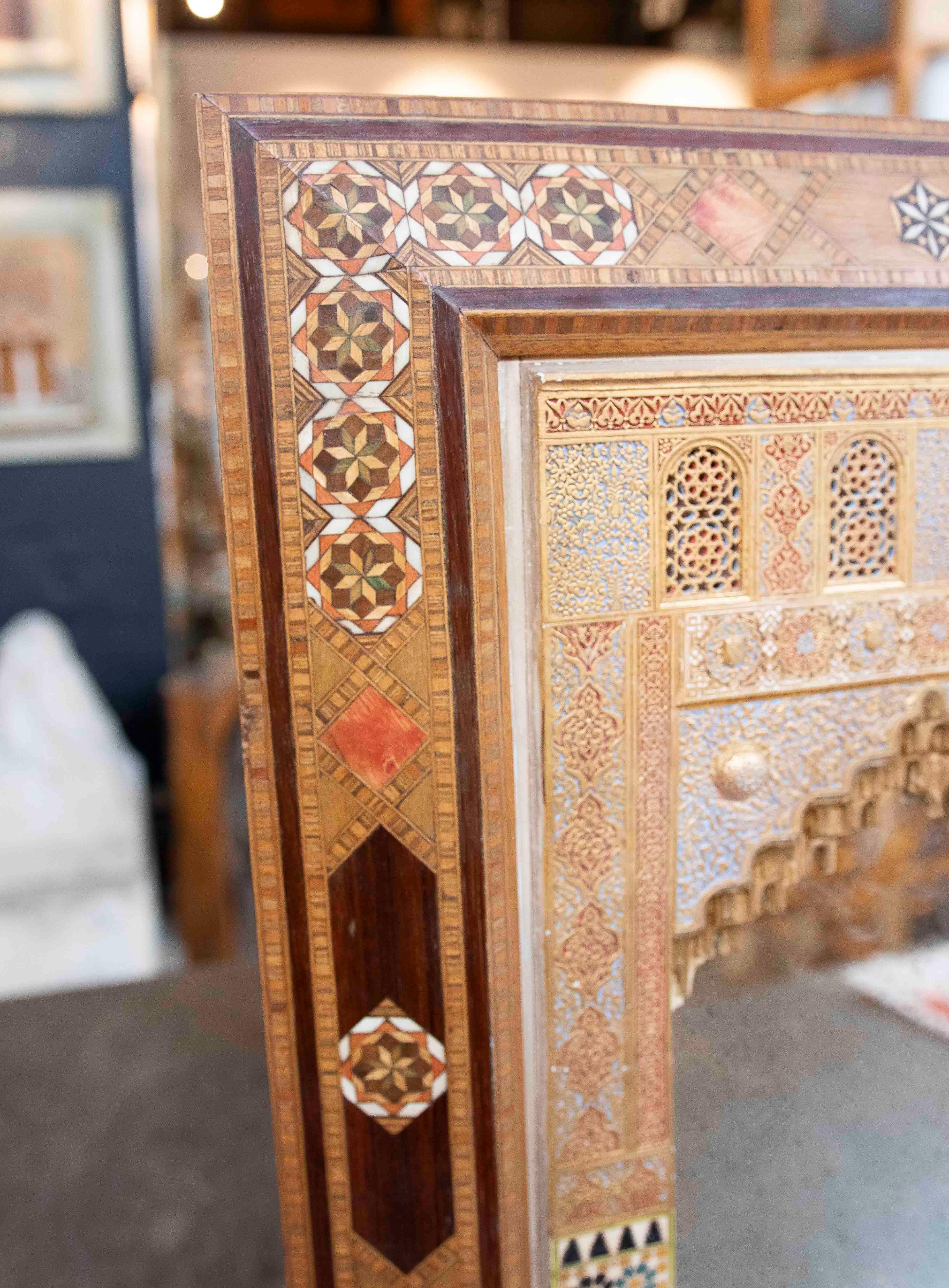 1870s Modèle de l'Alhambra, polychrome avec cadre en marqueterie, style Nasride Bon état - En vente à Marbella, ES