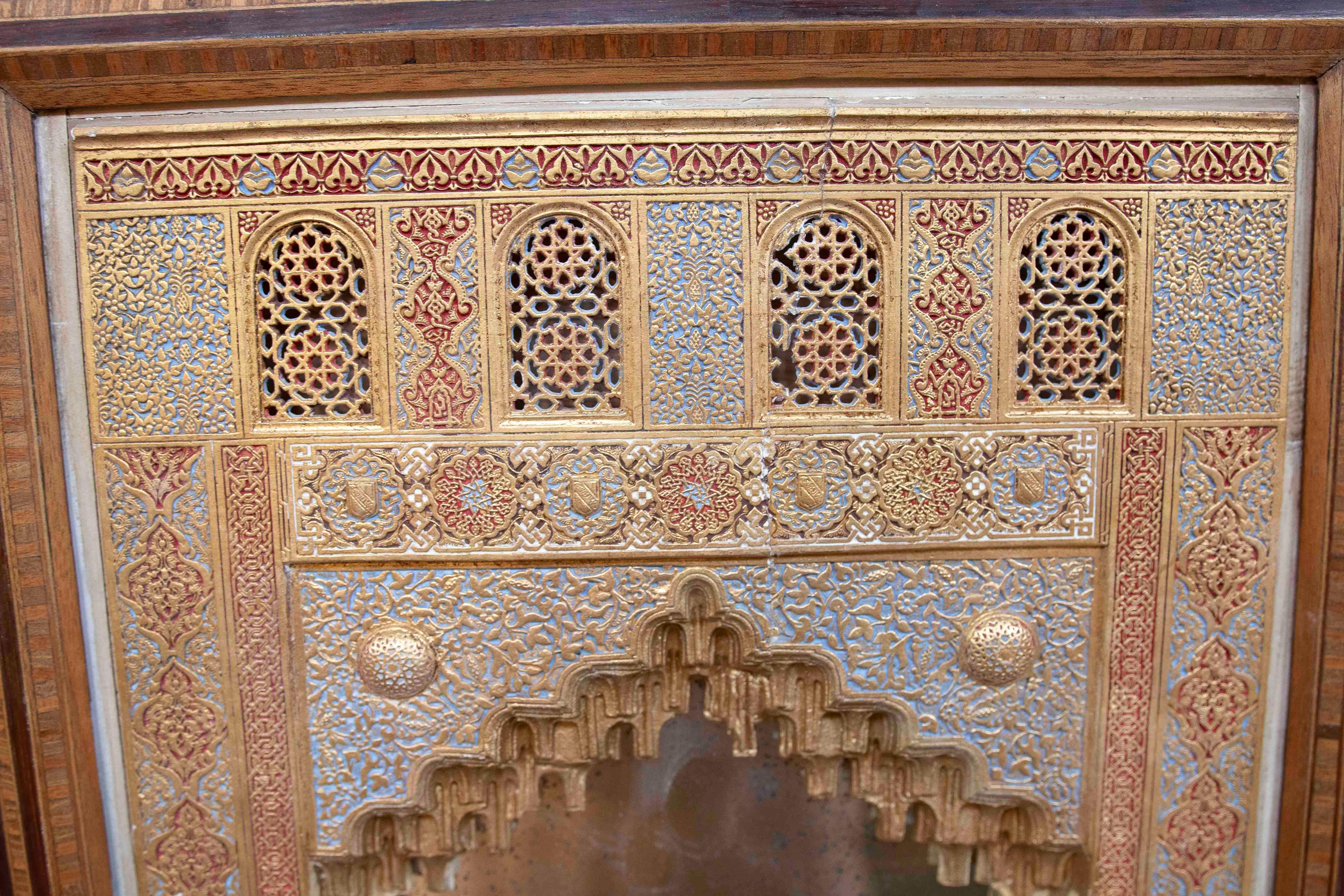 Plâtre 1870s Modèle de l'Alhambra, polychrome avec cadre en marqueterie, style Nasride en vente