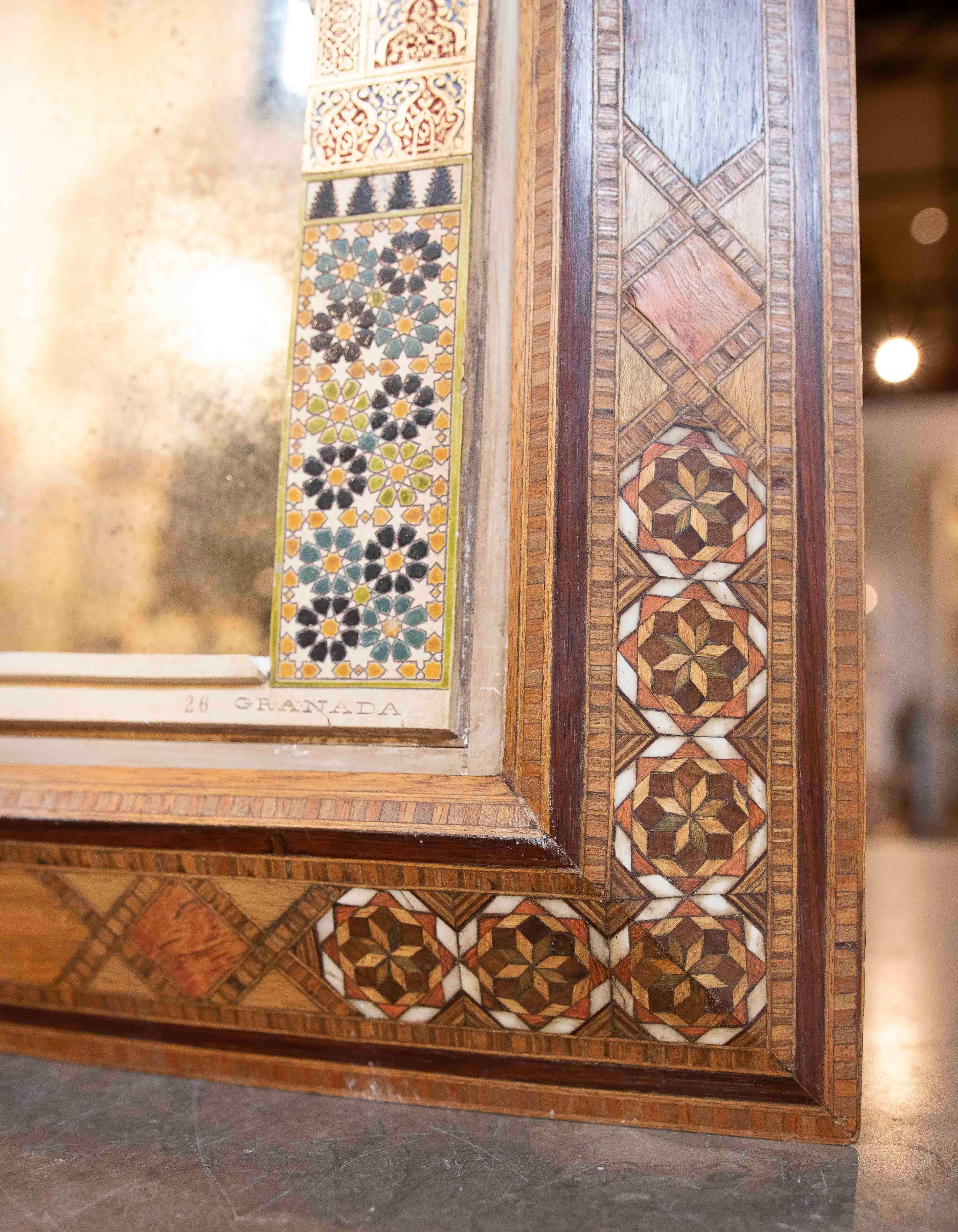 1870s Modèle de l'Alhambra, polychrome avec cadre en marqueterie, style Nasride en vente 1