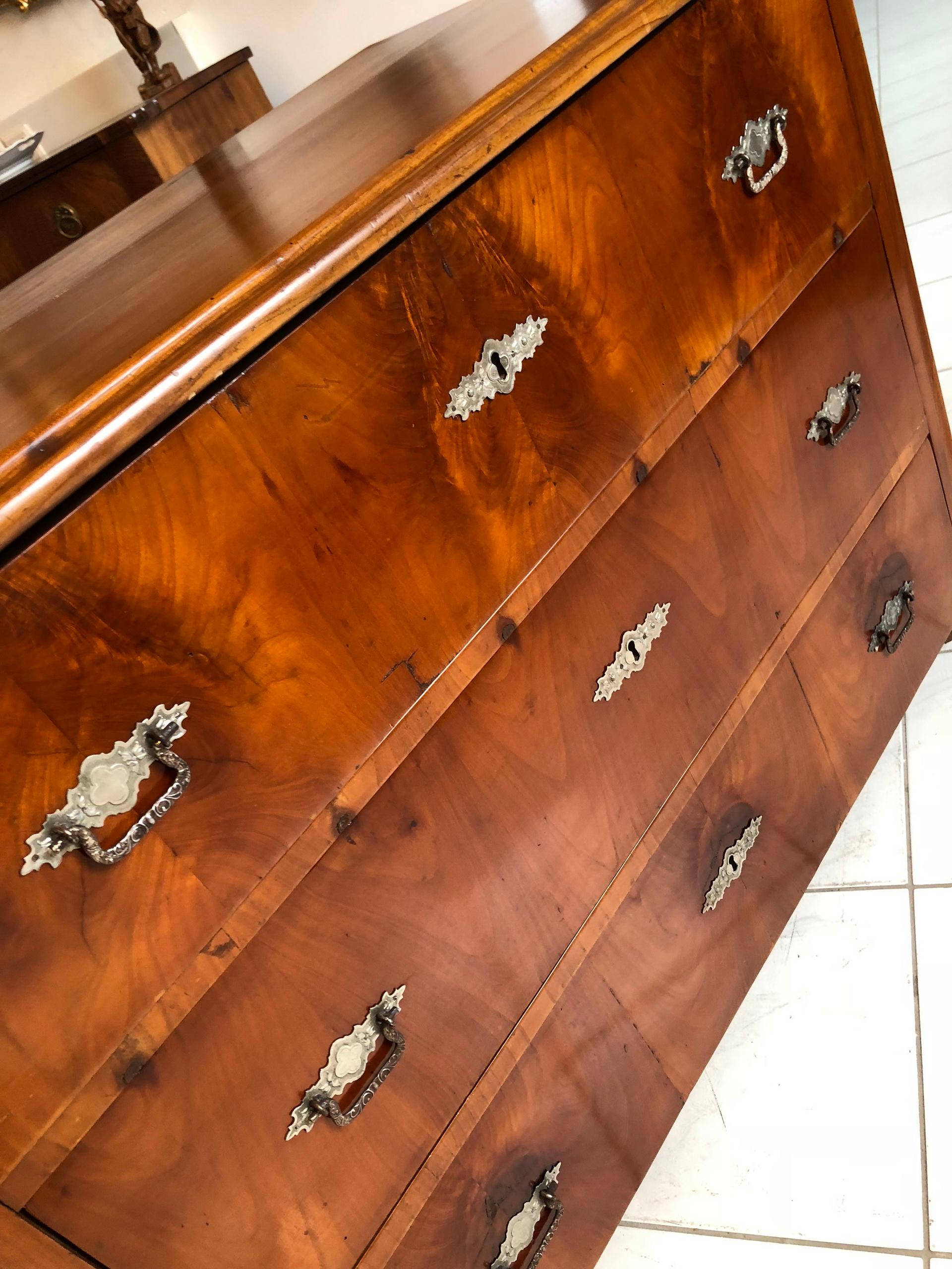 Original Gründerziet / Wilhelminian chest of drawers or store commode.
Here we offer you an original very magnificently made
drawer commode from Gründerzeitm circa 1875.
This piece is made of massive hardwood walnut.
Handsome and petite antique