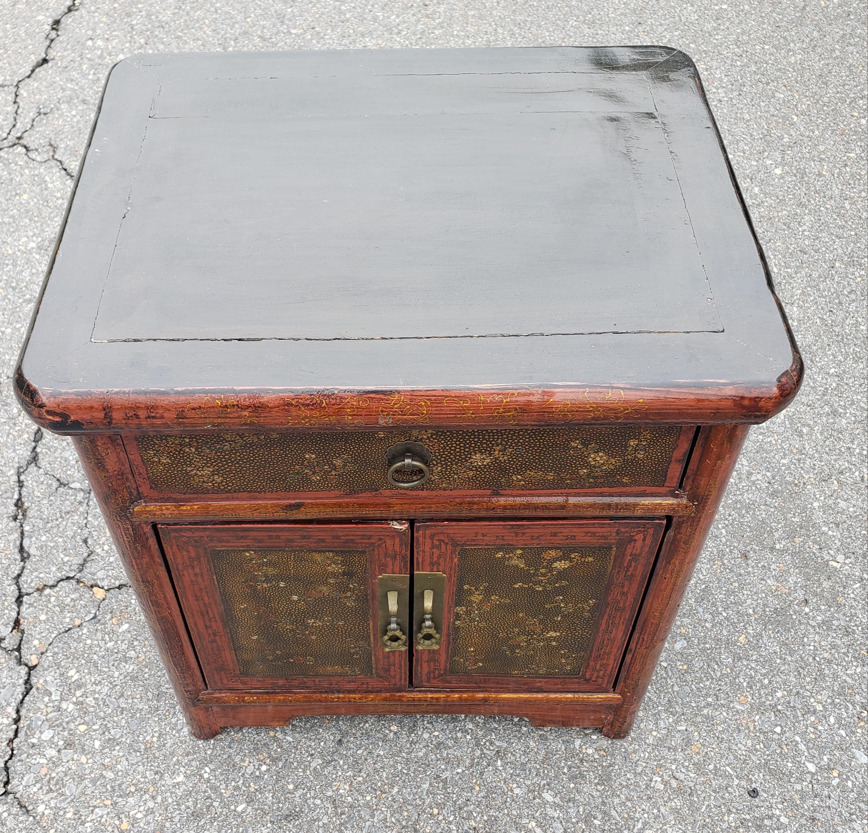 Legno di Yumu (legno di olmo della Cina settentrionale) laccato rosso antico del 1870  mobile laterale decorato con finta pelle di squalo. 
Origine della provincia di Shanxi. È stata rifinita all'interno e lungo la strada. 