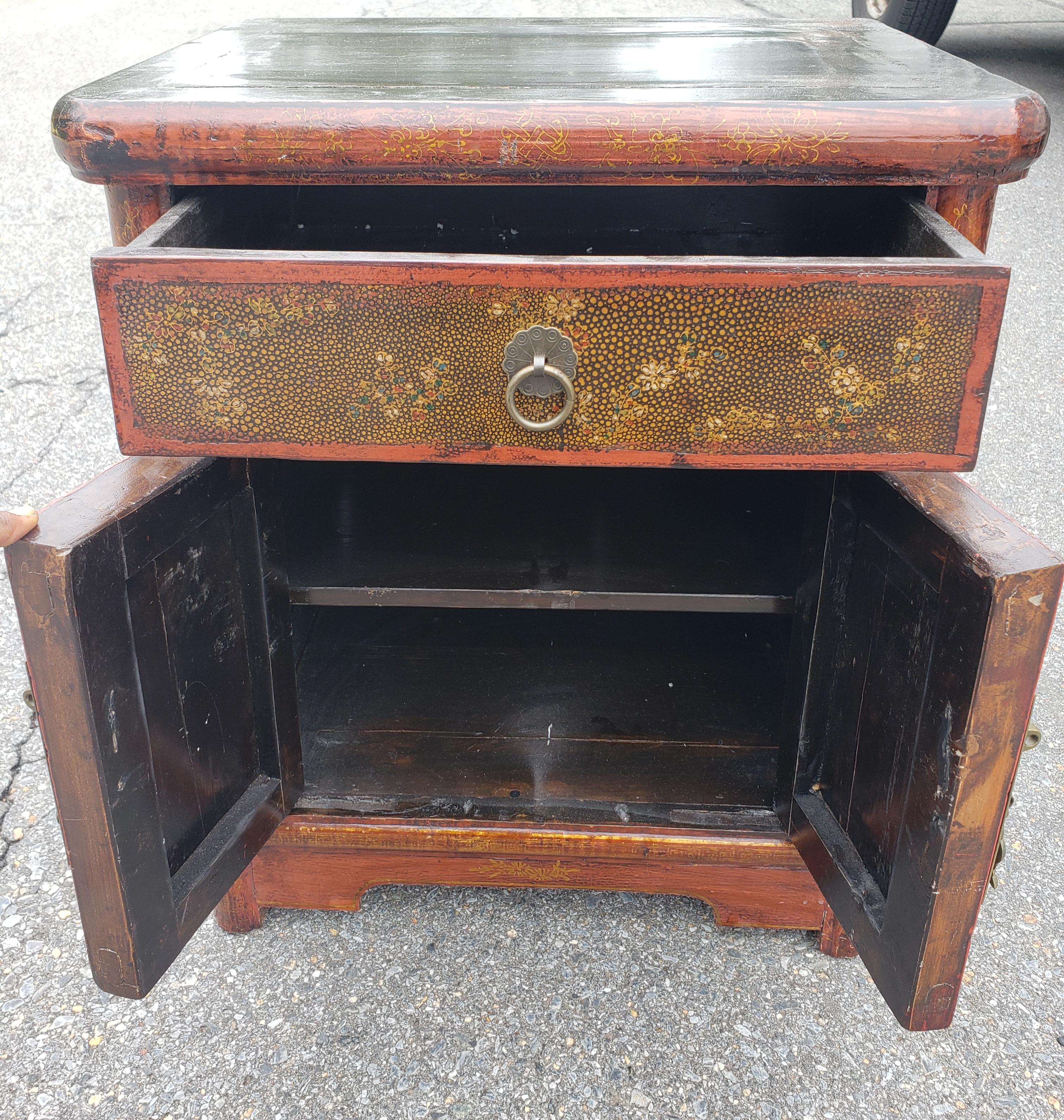 Laccato Mobile laterale in legno di yumu decorato con pelle di squalo e laccato rosso del 1870 in vendita
