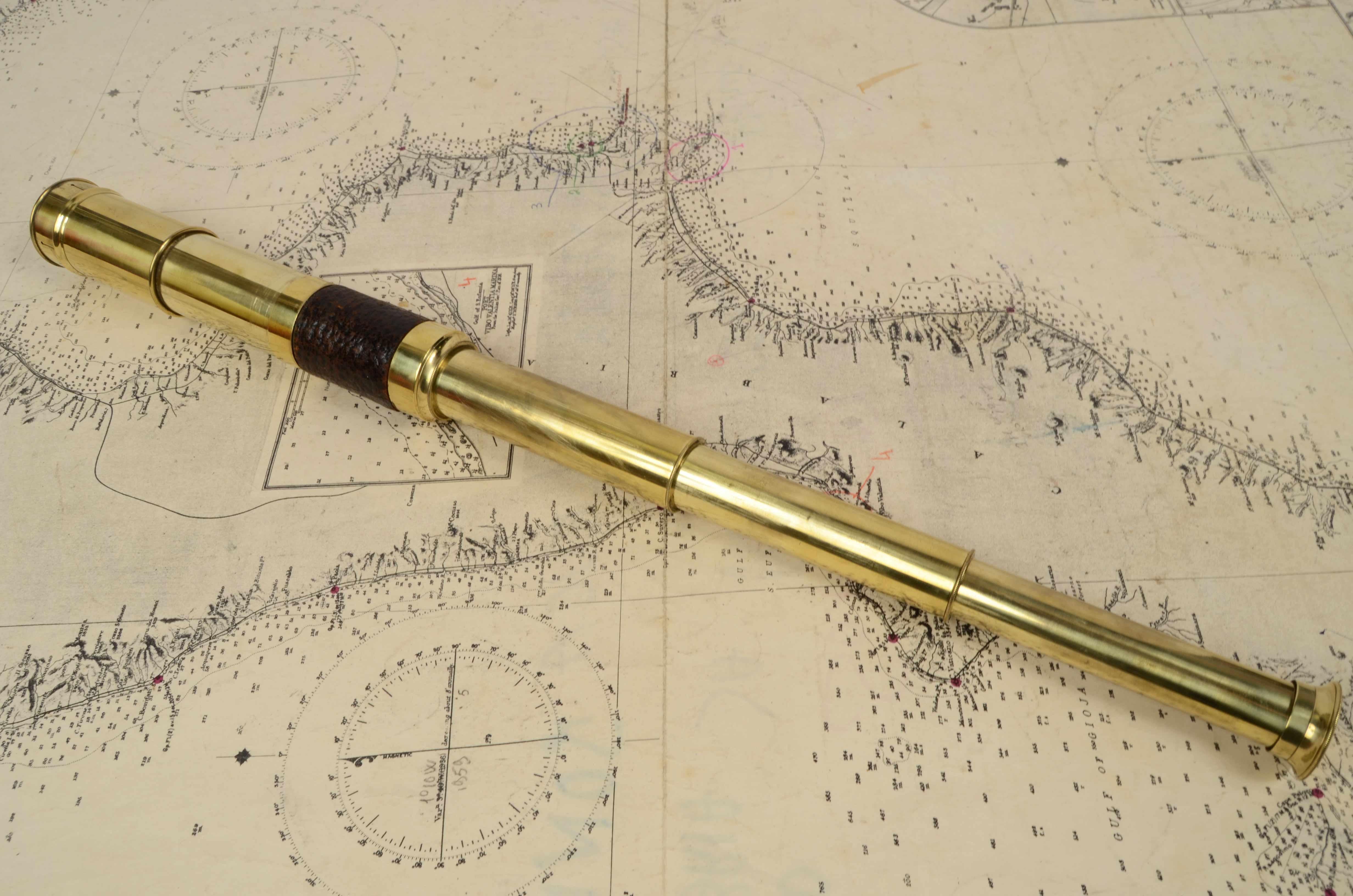 Small brass telescope with leather-covered handle, French manufacture of the second half of the nineteenth century, focus with three extensions. 
Maximum cm 47,5 – inches 18.7, minimum cm 16, inches 6.2, focal diameter cm 3,5 – inches 1.2. 
Very