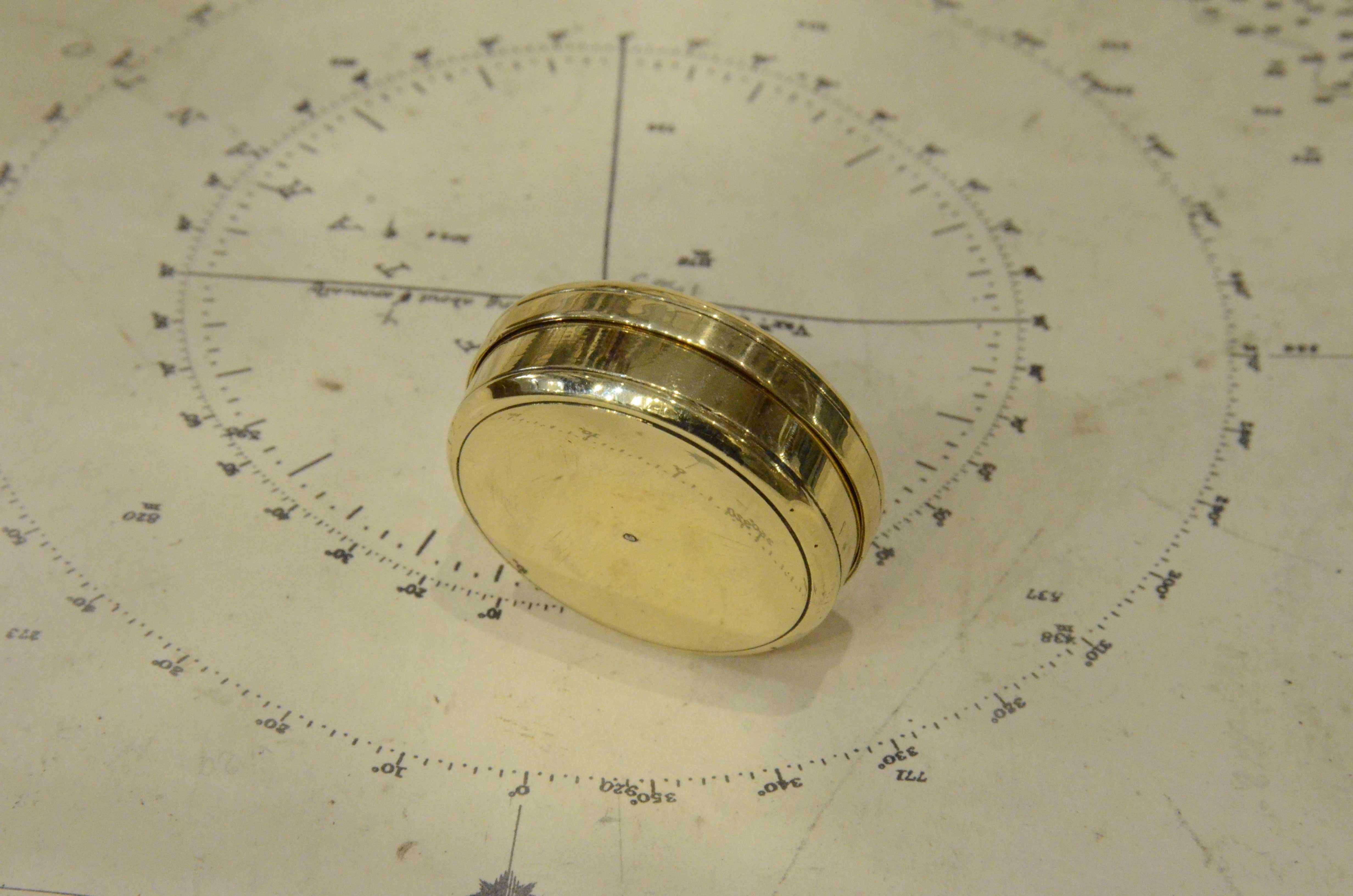 1870s Small Magnetic Brass Travel Compass Antique Measurement Instrument In Good Condition In Milan, IT