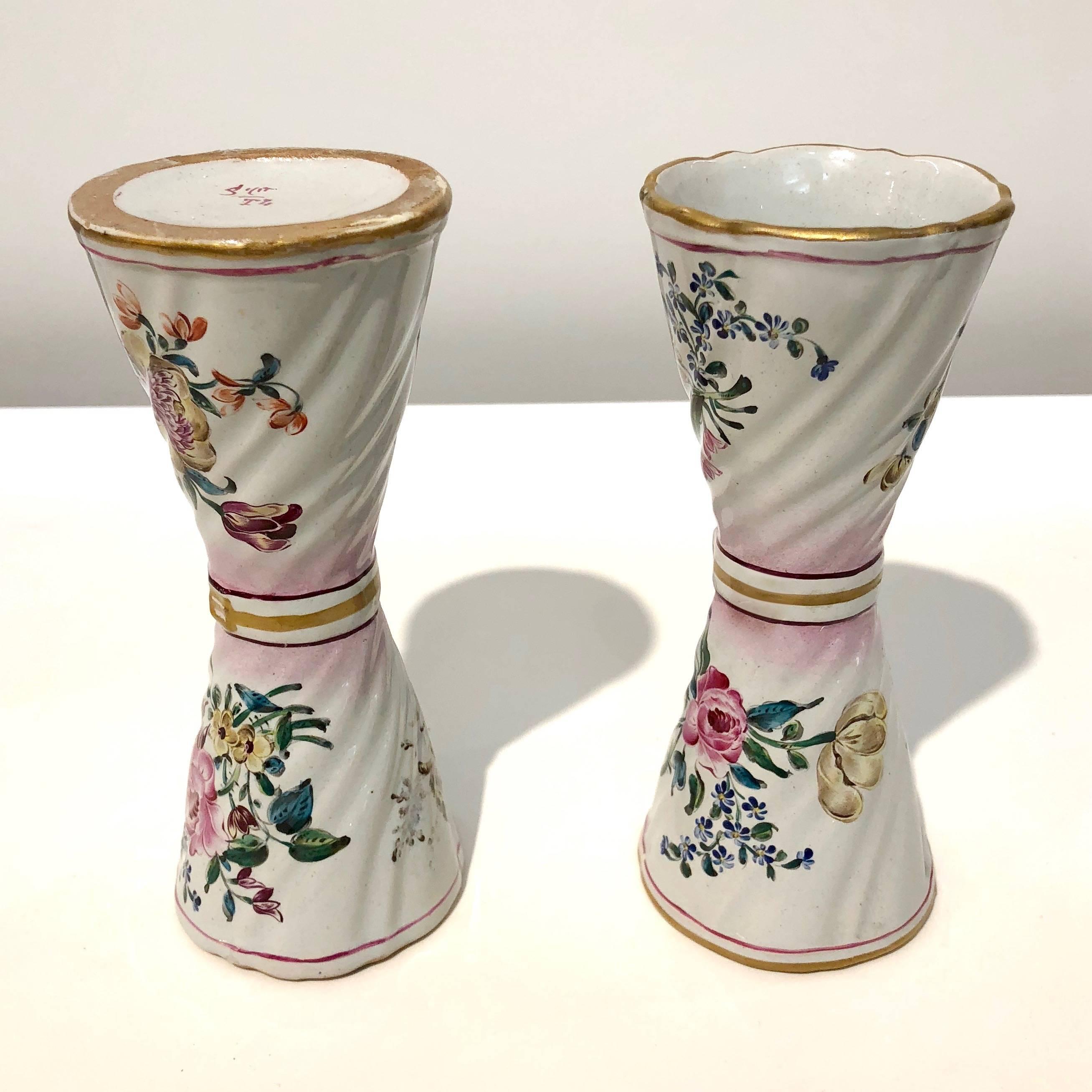 1870s St. Clement French Faience Majolica Pair of White Pink Flower Vases For Sale 4